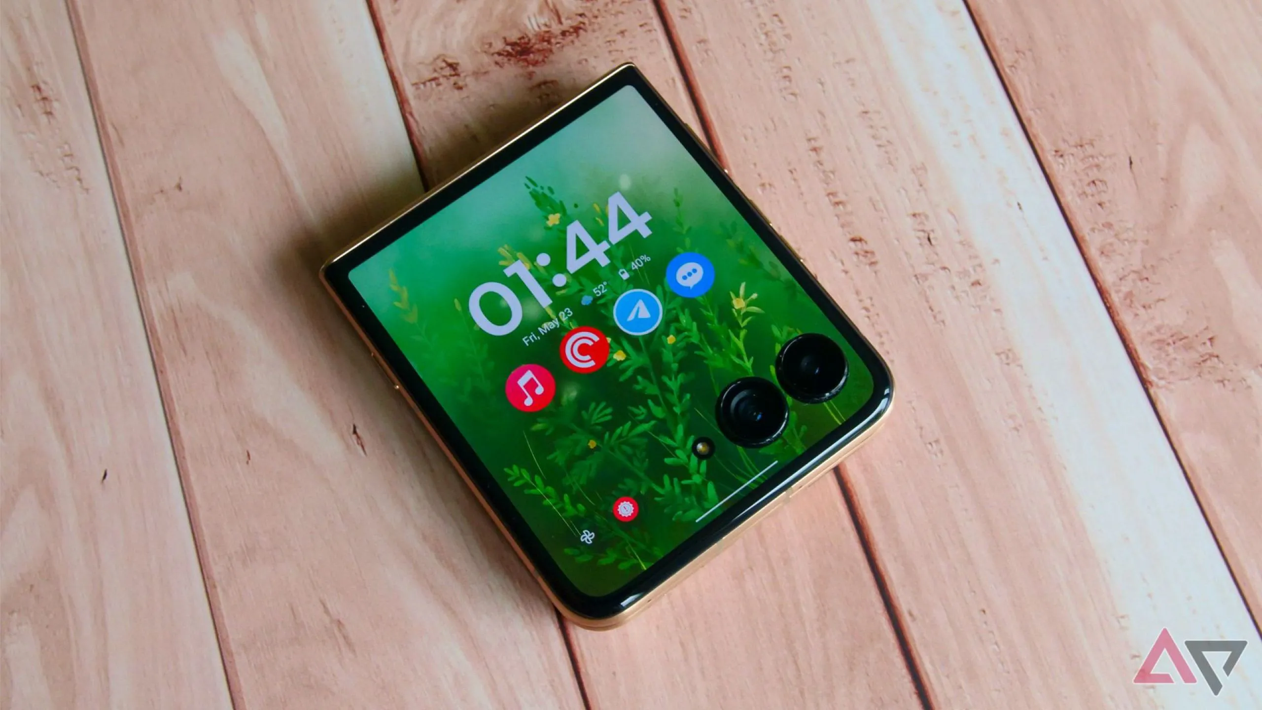 Motorola Razr Ultra 2025 đặt mở trên bàn gỗ, hiển thị logo mới