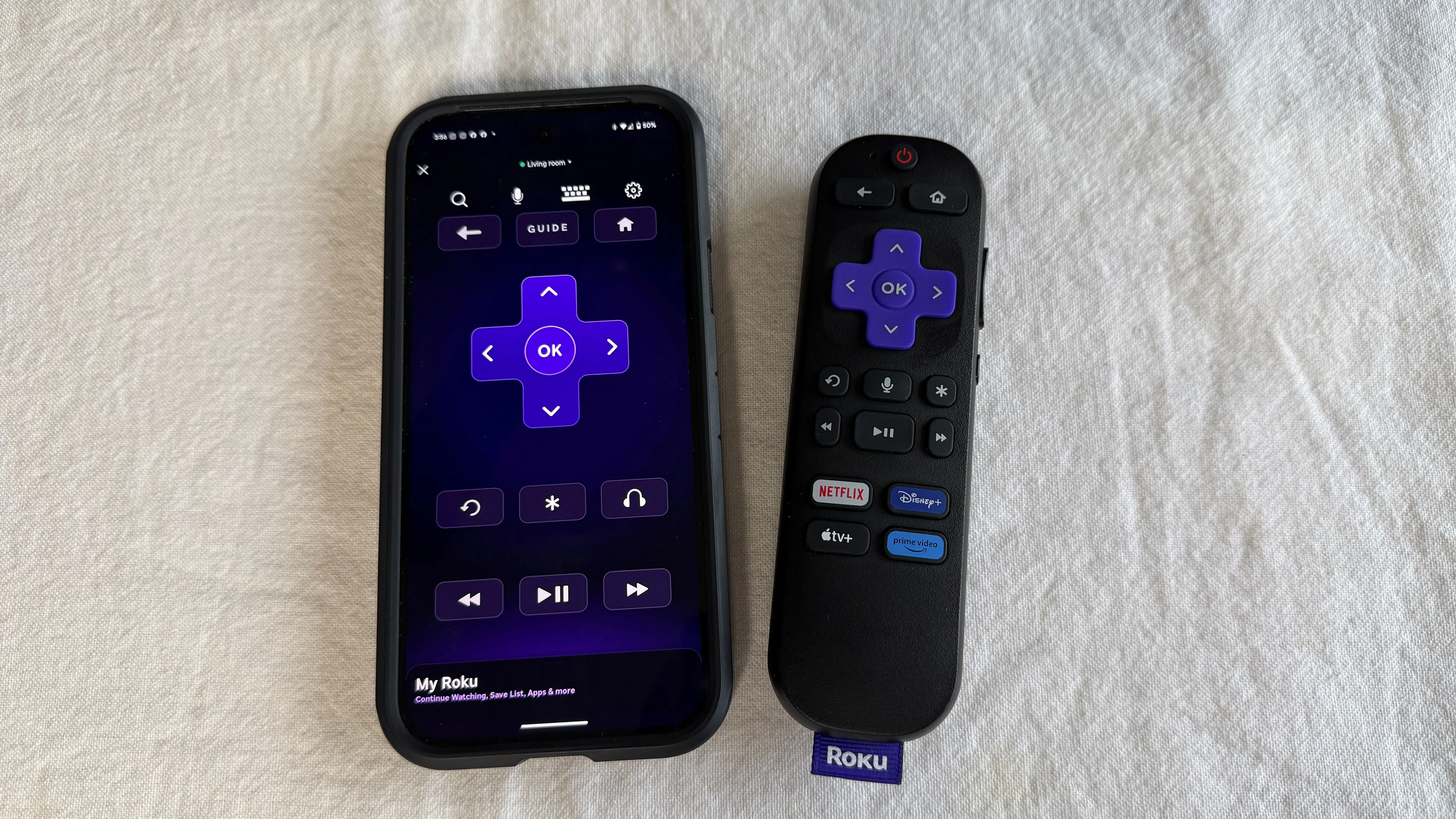 Người dùng cầm điều khiển Roku Express 4K Plus và xem giao diện trên màn hình TV