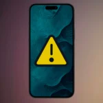 Người dùng nhìn vào màn hình điện thoại iPhone đang hiển thị tab Gần đây trong ứng dụng Điện thoại với nhiều loại cuộc gọi khác nhau