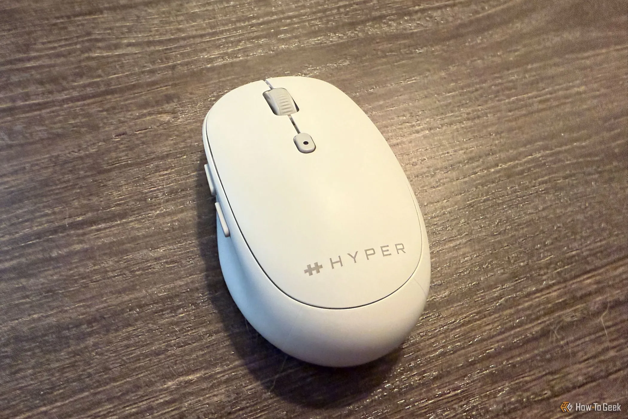 Nút cuộn và nút điều chỉnh DPI trên mặt trên chuột không dây Hyper HyperSpace Bluetooth.