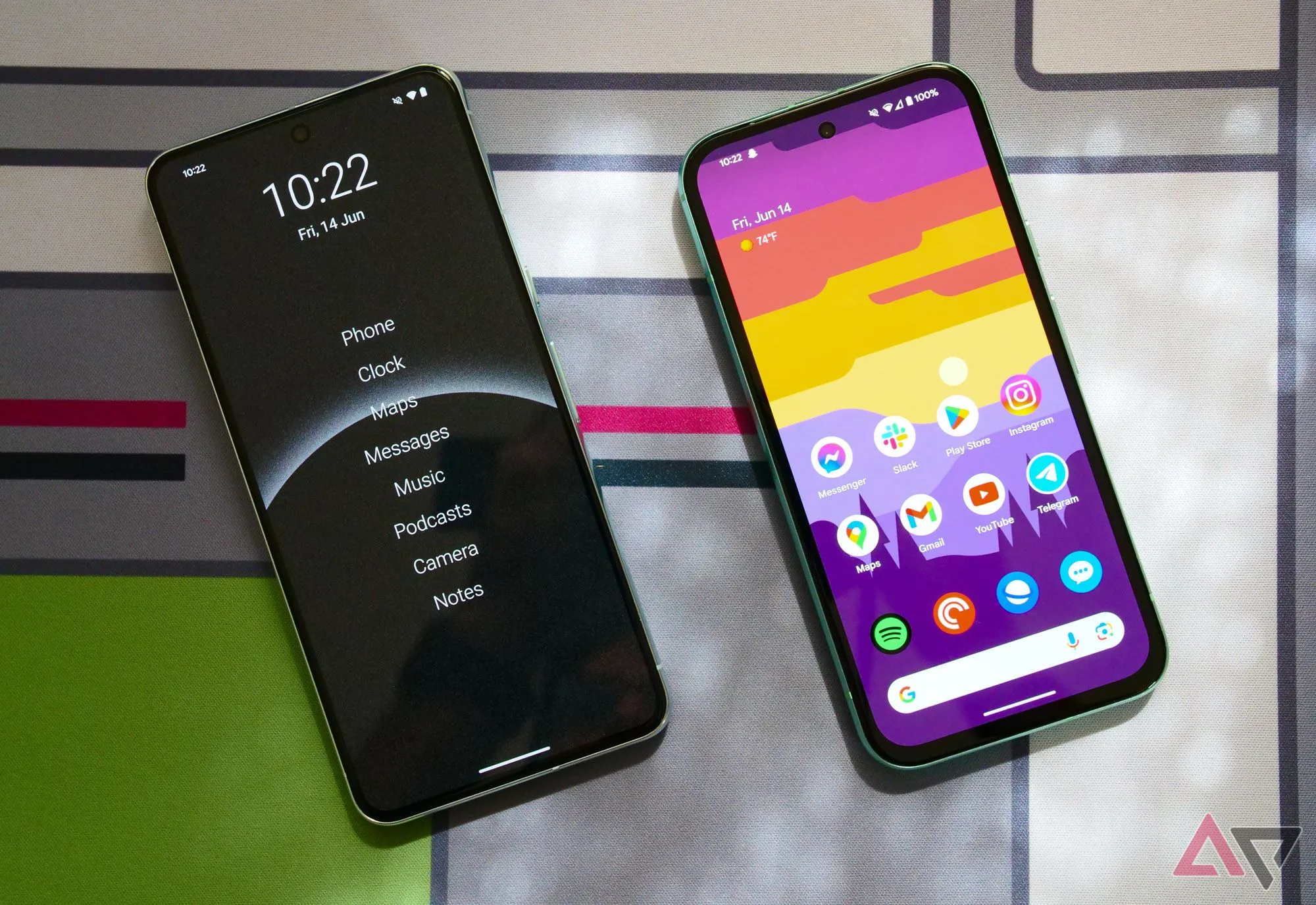 So sánh giao diện điện thoại Pixel đơn giản hóa với giao diện chuẩn, minh họa cách giảm sự phân tâm