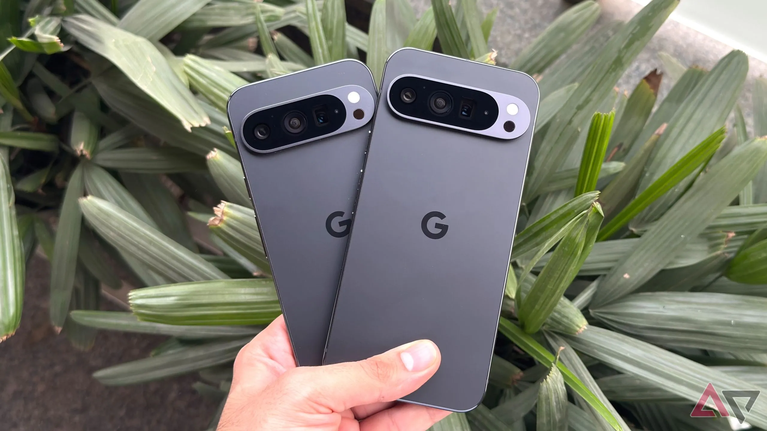 So sánh kích thước giữa hai phiên bản Google Pixel 9 Pro và Pixel 9 Pro XL, cho thấy sự đa dạng về kích cỡ trong dòng sản phẩm Pixel.