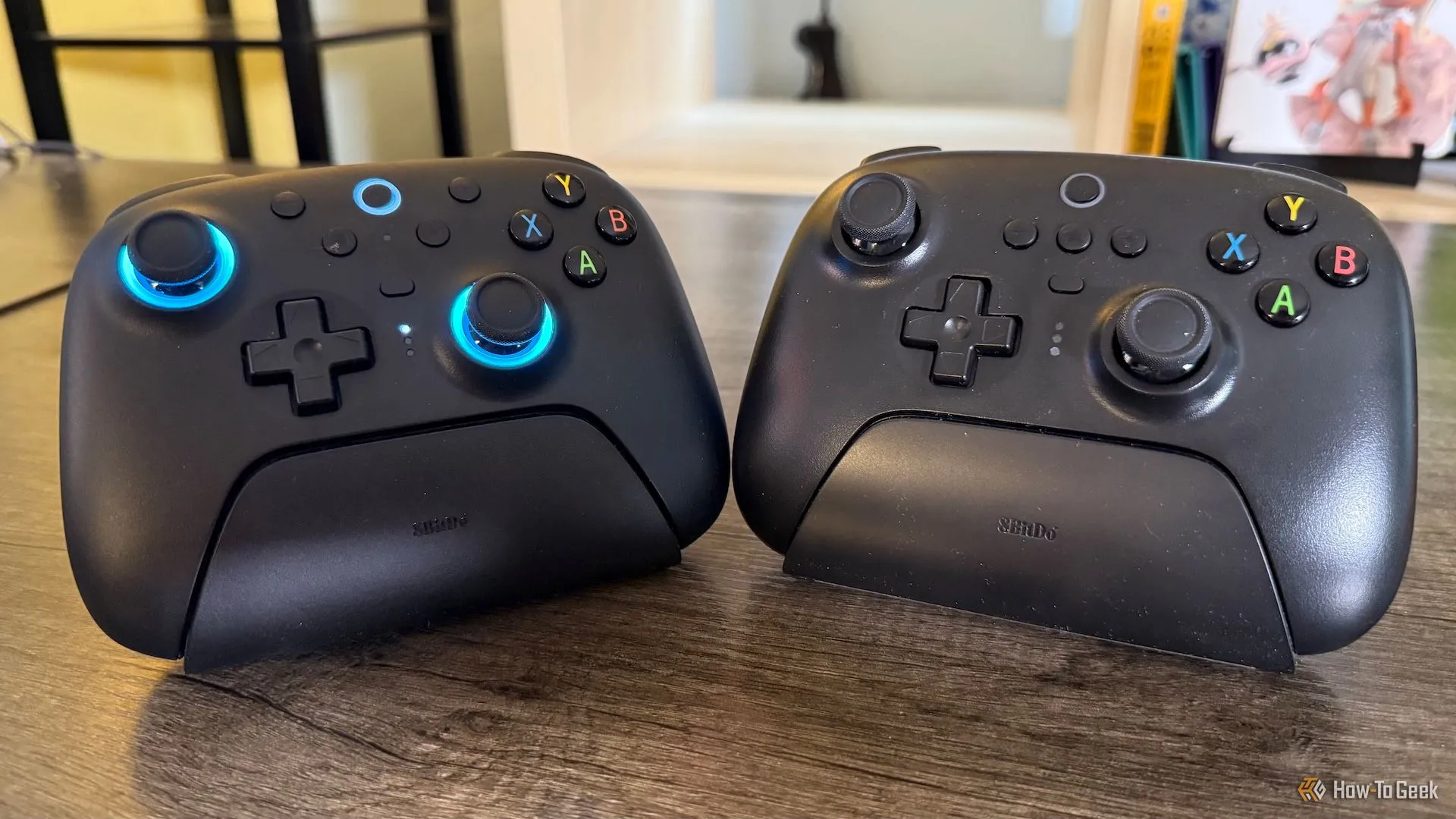 Tay cầm chơi game không dây 8BitDo Ultimate 2 và tay cầm 8BitDo Ultimate 2.4 GHz.