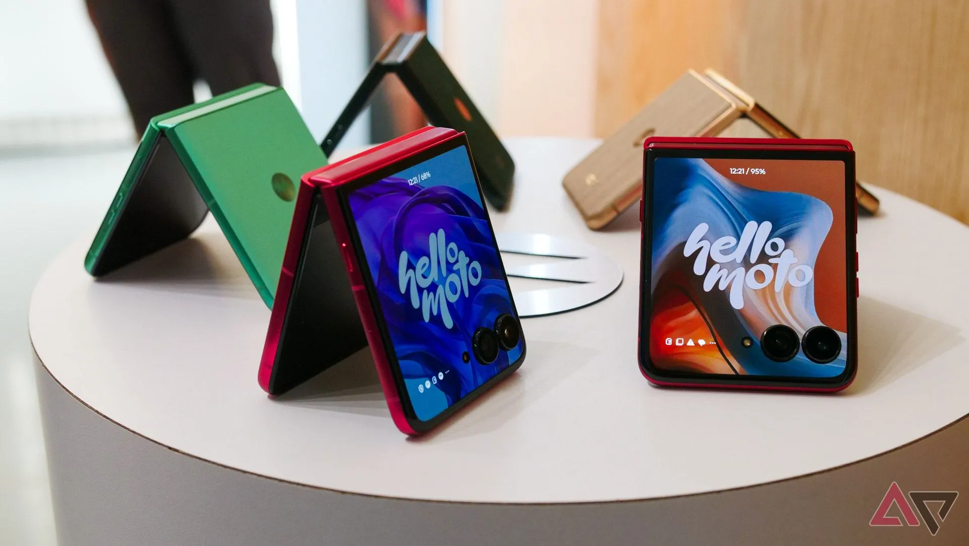 Toàn cảnh dòng điện thoại Motorola Razr 2025 với Razr Ultra màu xanh lá cây ở phía trước