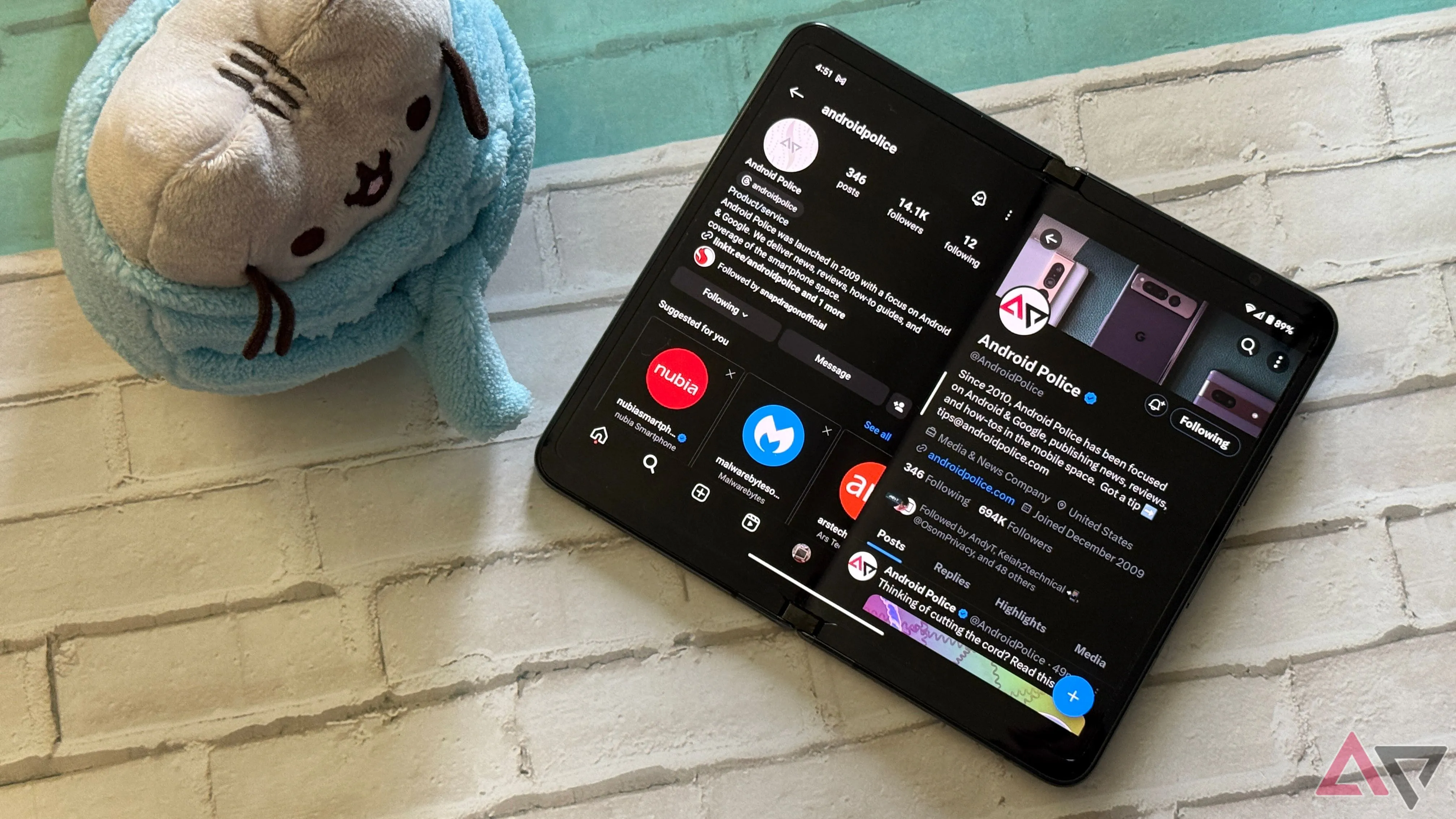 Ví dụ về cách hiển thị hai ứng dụng với App Pairs trên Google Pixel Fold