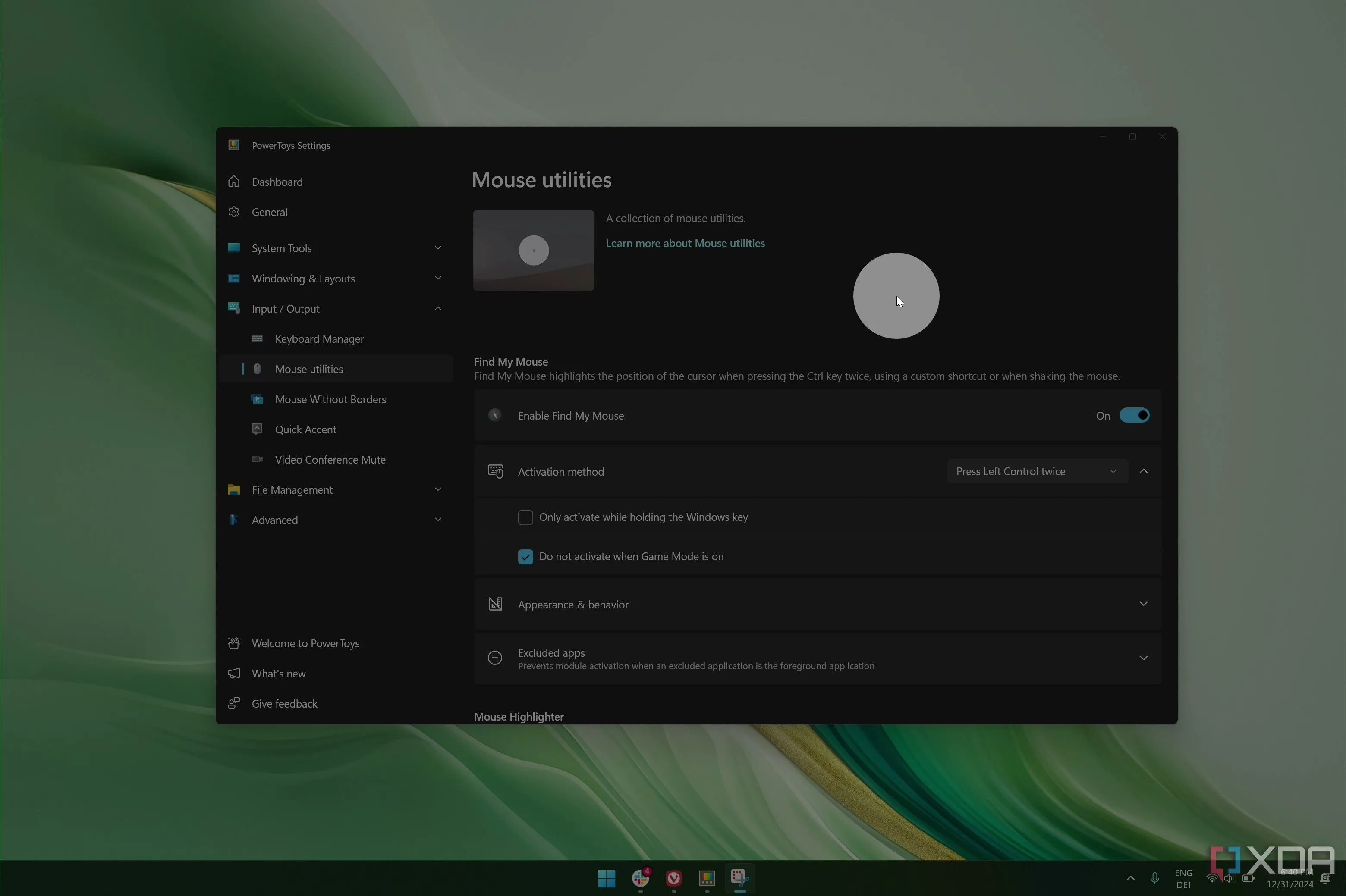 Ảnh chụp màn hình màn hình nền Windows 11 với con trỏ chuột được làm nổi bật bằng Find my Mouse