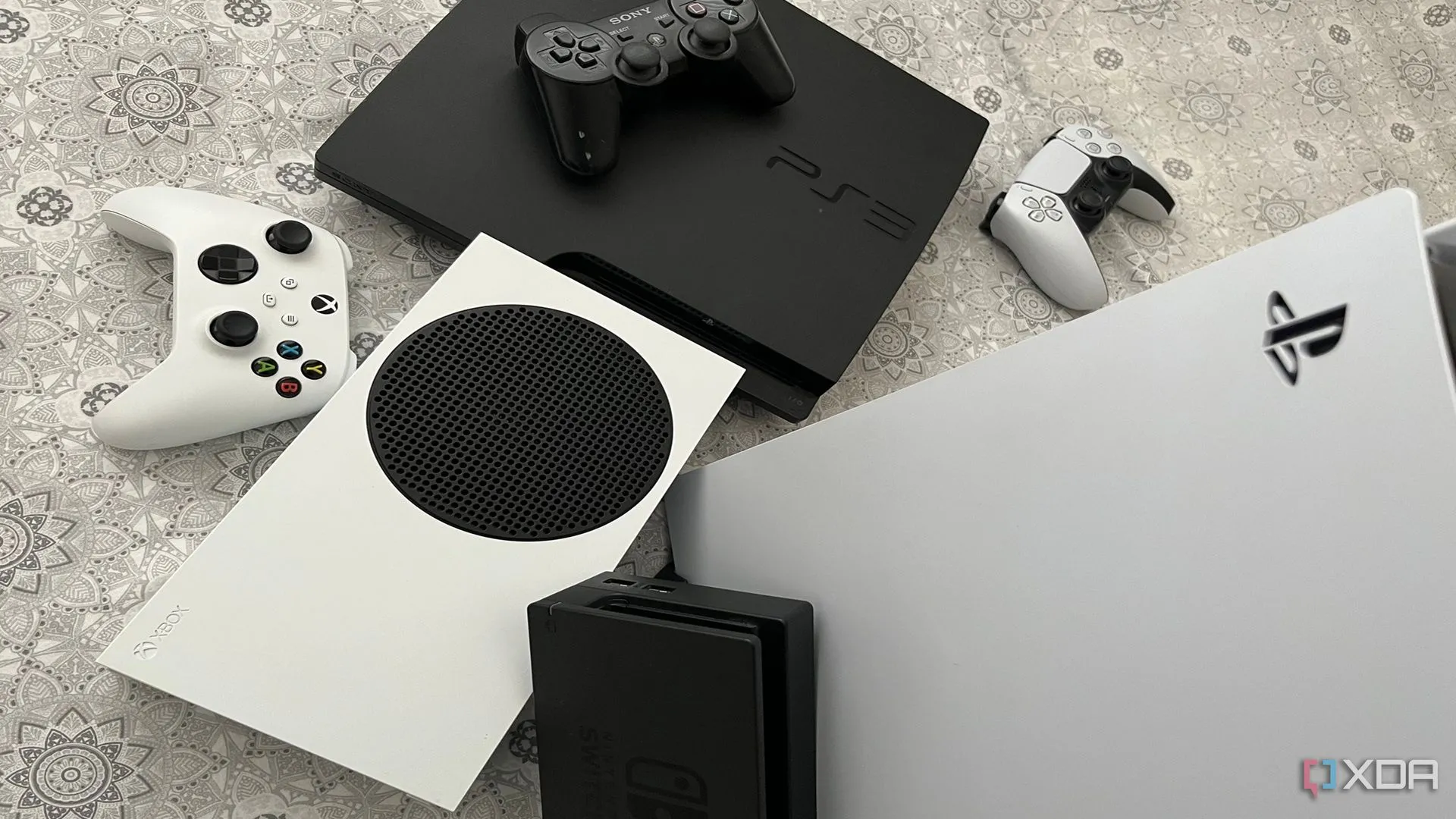Bộ sưu tập các máy console PlayStation 5, Xbox Series X, Nintendo Switch và PlayStation 3