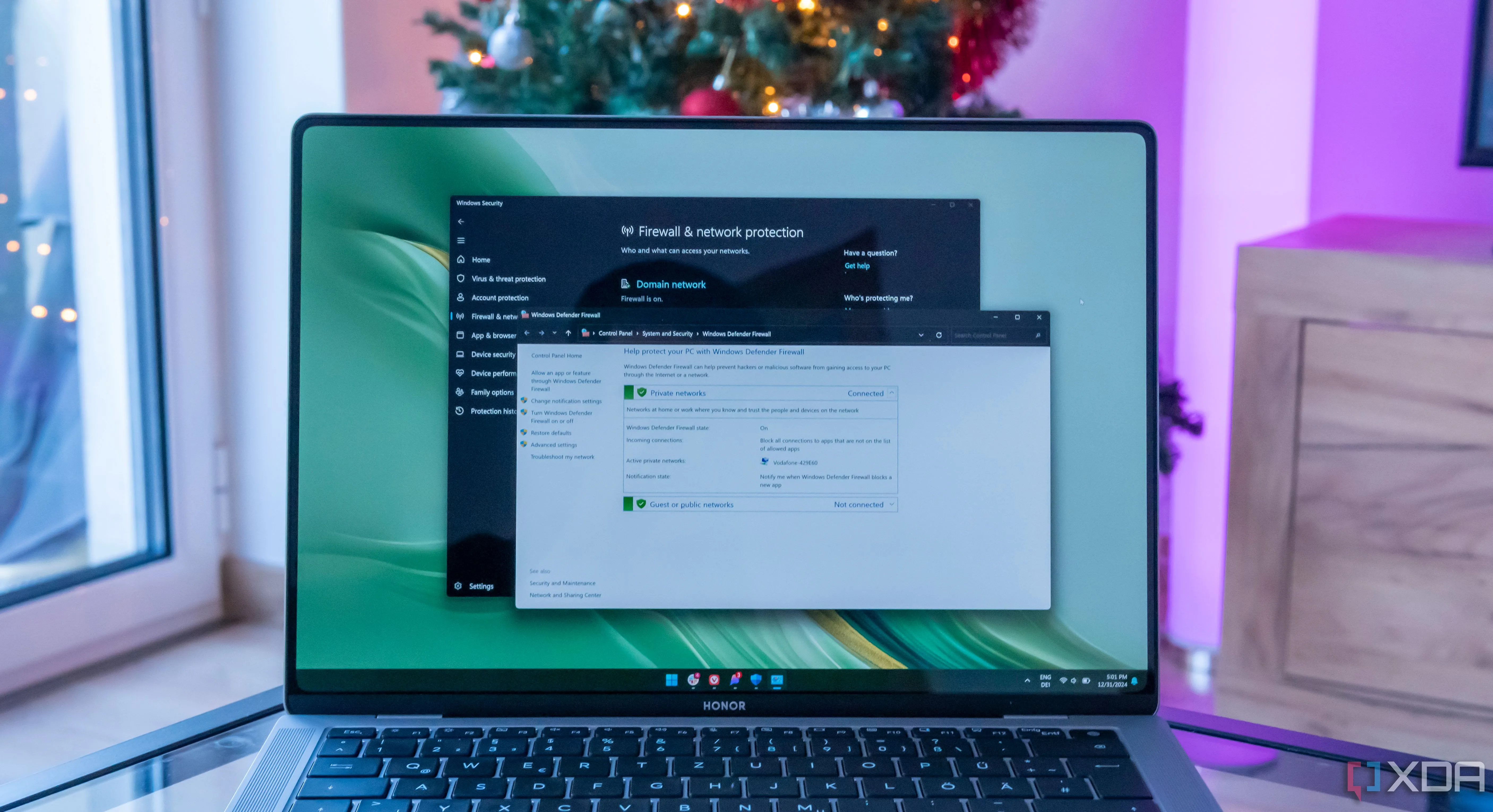 Cài đặt Windows Firewall trên laptop Windows 11, một ví dụ về các thành phần mặc định trong hệ điều hành Windows.