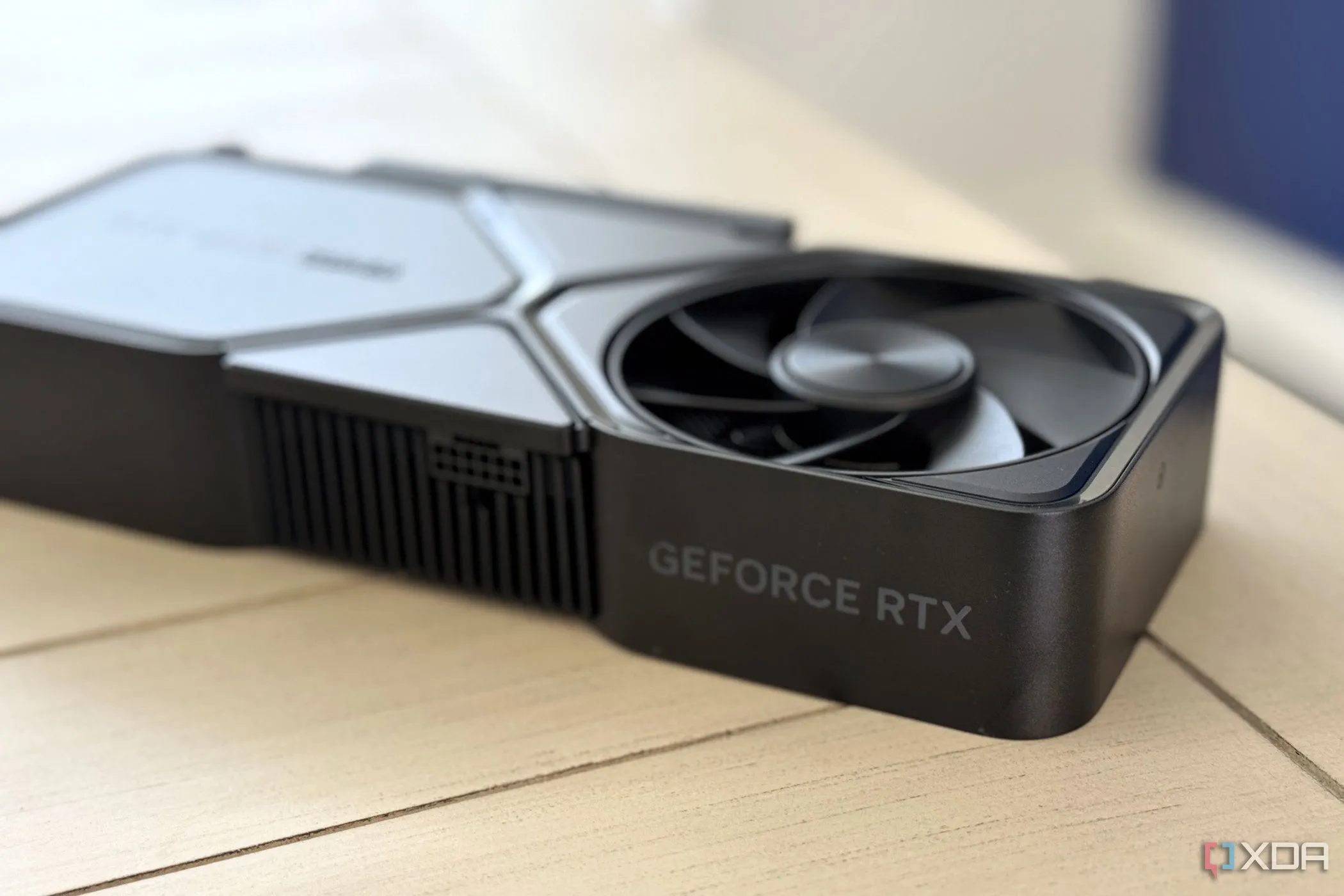 Card đồ họa Nvidia GeForce RTX 4070 SUPER Founders Edition với thiết kế hiện đại.