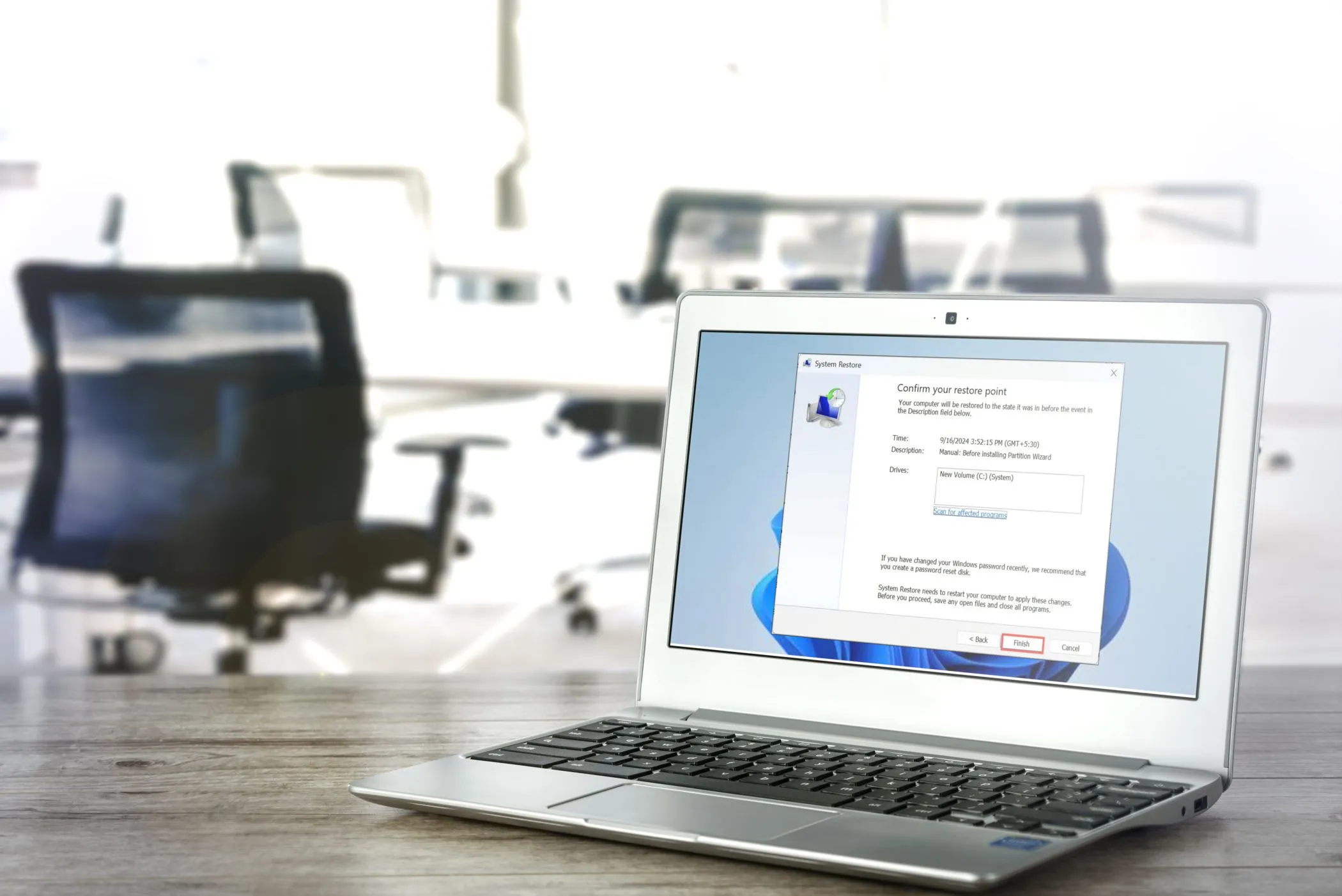 Cửa sổ System Restore trên laptop Windows, cho phép người dùng khôi phục hệ thống về trạng thái trước đó