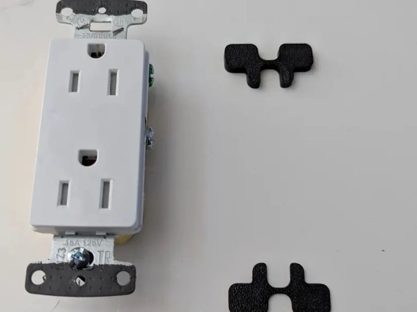 Đệm chỉnh vị trí ổ cắm điện được in 3D, giúp lấp đầy khoảng trống giữa ổ điện và tường