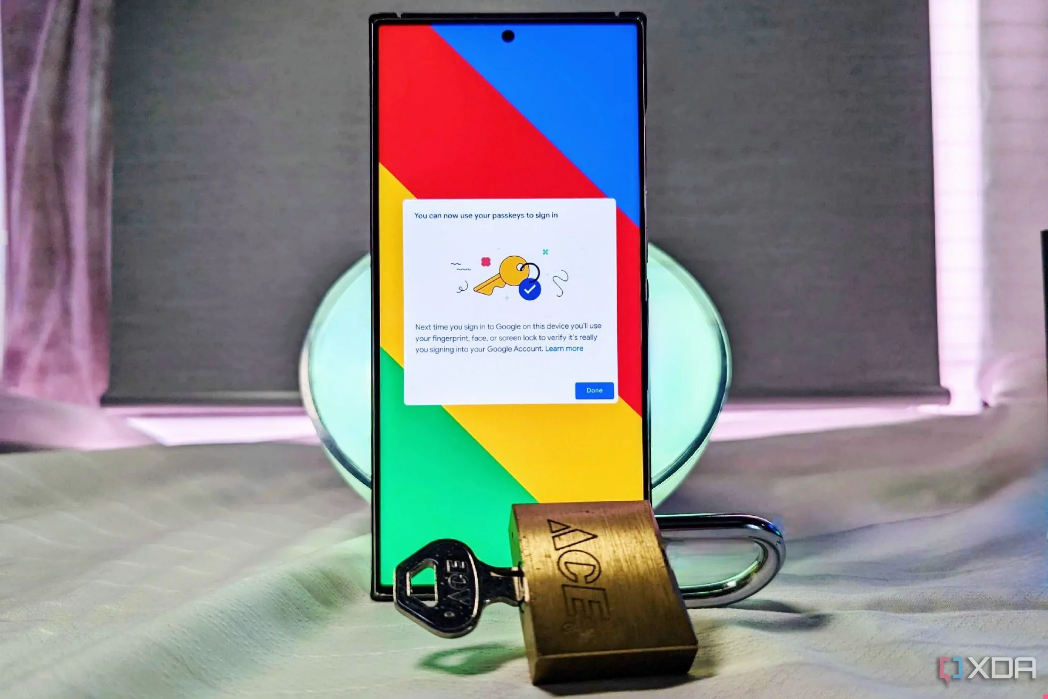 Điện thoại Samsung Galaxy S23 Ultra hiển thị xác nhận Passkey, biểu tượng khóa và chìa khóa tượng trưng cho công nghệ đăng nhập không mật khẩu.