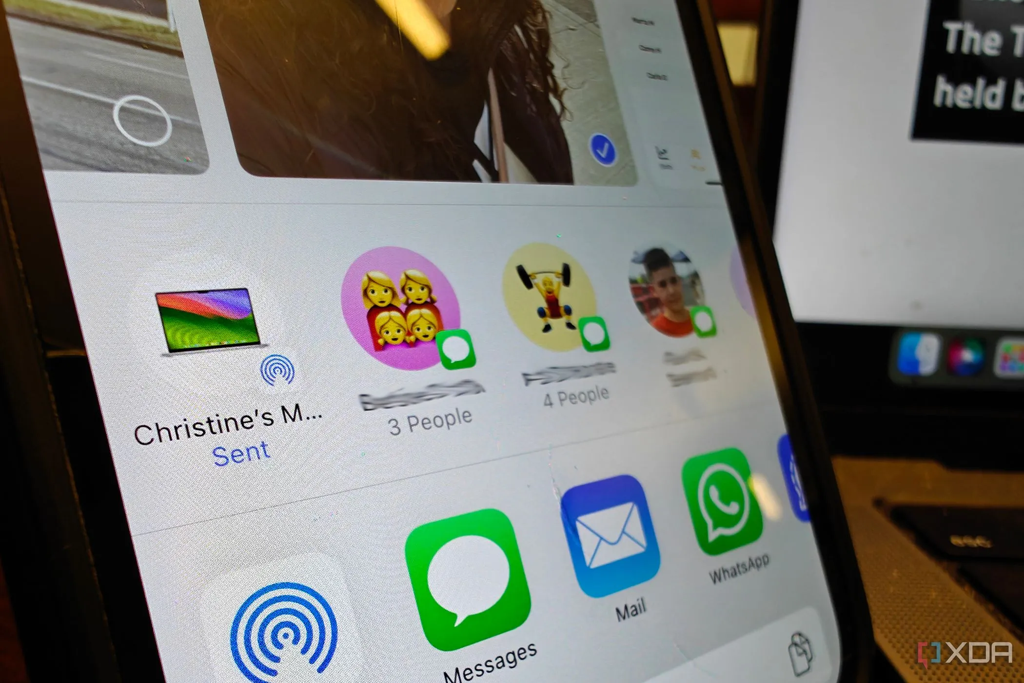 Giao diện AirDrop trên iPhone hiển thị trạng thái đã gửi, minh họa tính năng chia sẻ tệp liền mạch của Apple.