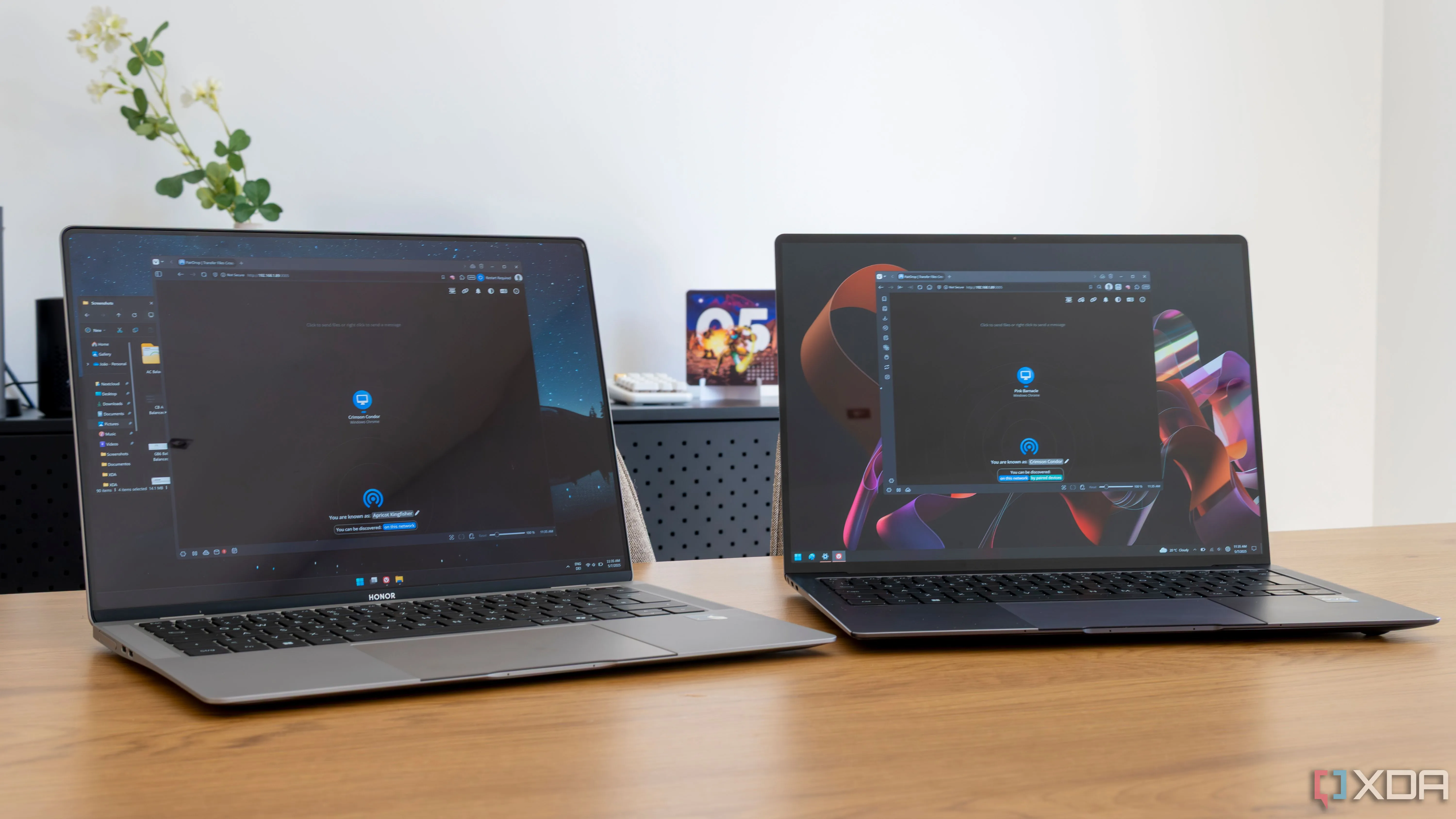 Giao diện Pairdrop hiển thị trên màn hình của hai laptop, minh họa chuyển file nội bộ