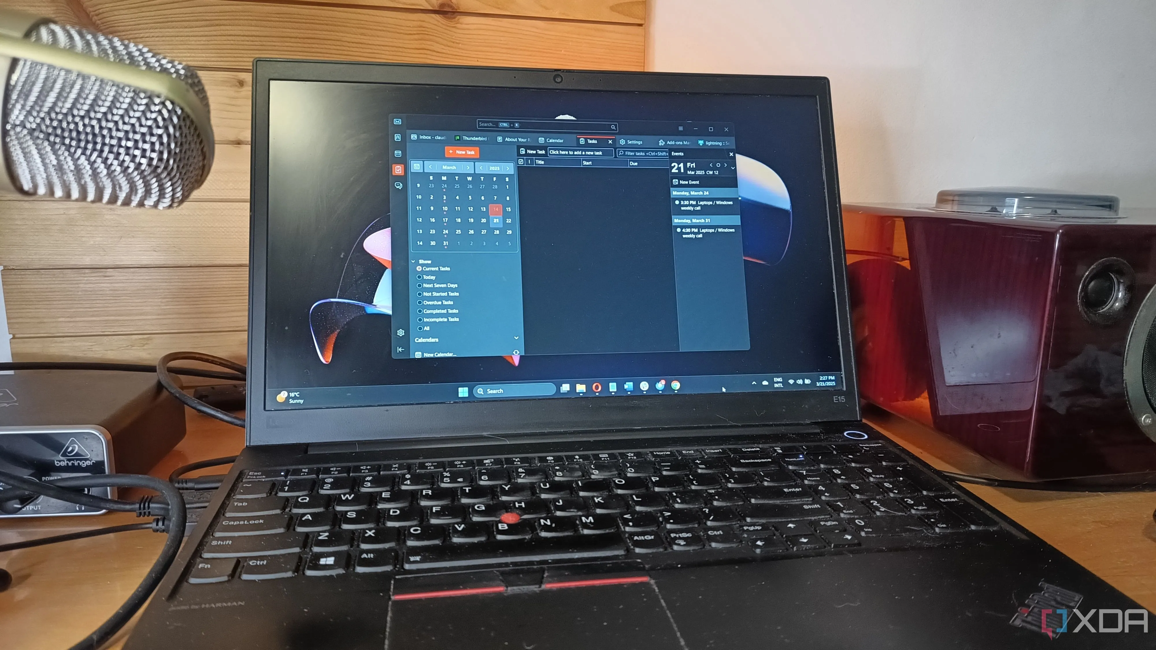 Giao diện trình quản lý email Thunderbird đang chạy trên laptop Windows 11