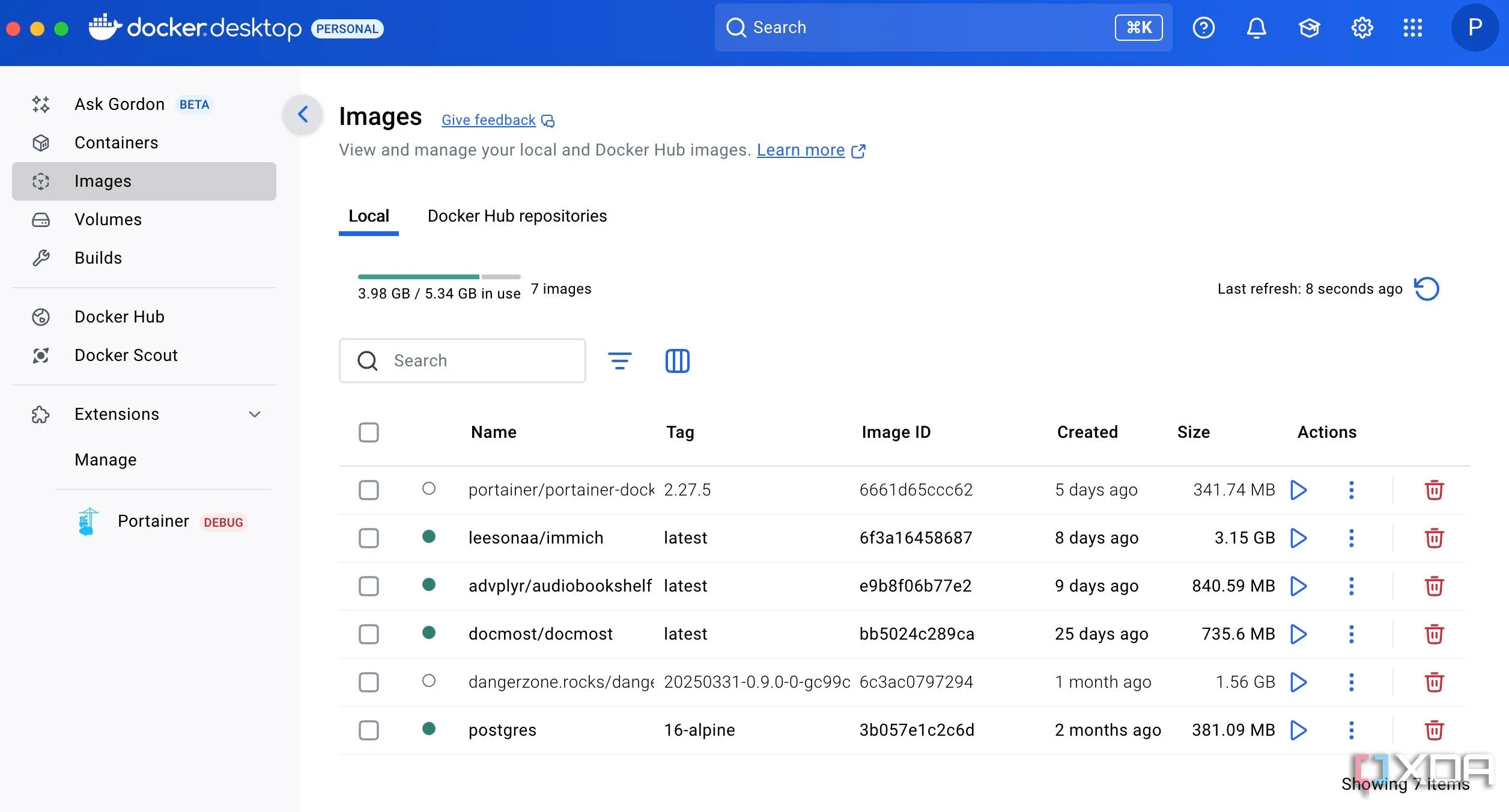 Giao diện ứng dụng Docker Desktop hiển thị danh sách các container đang chạy.