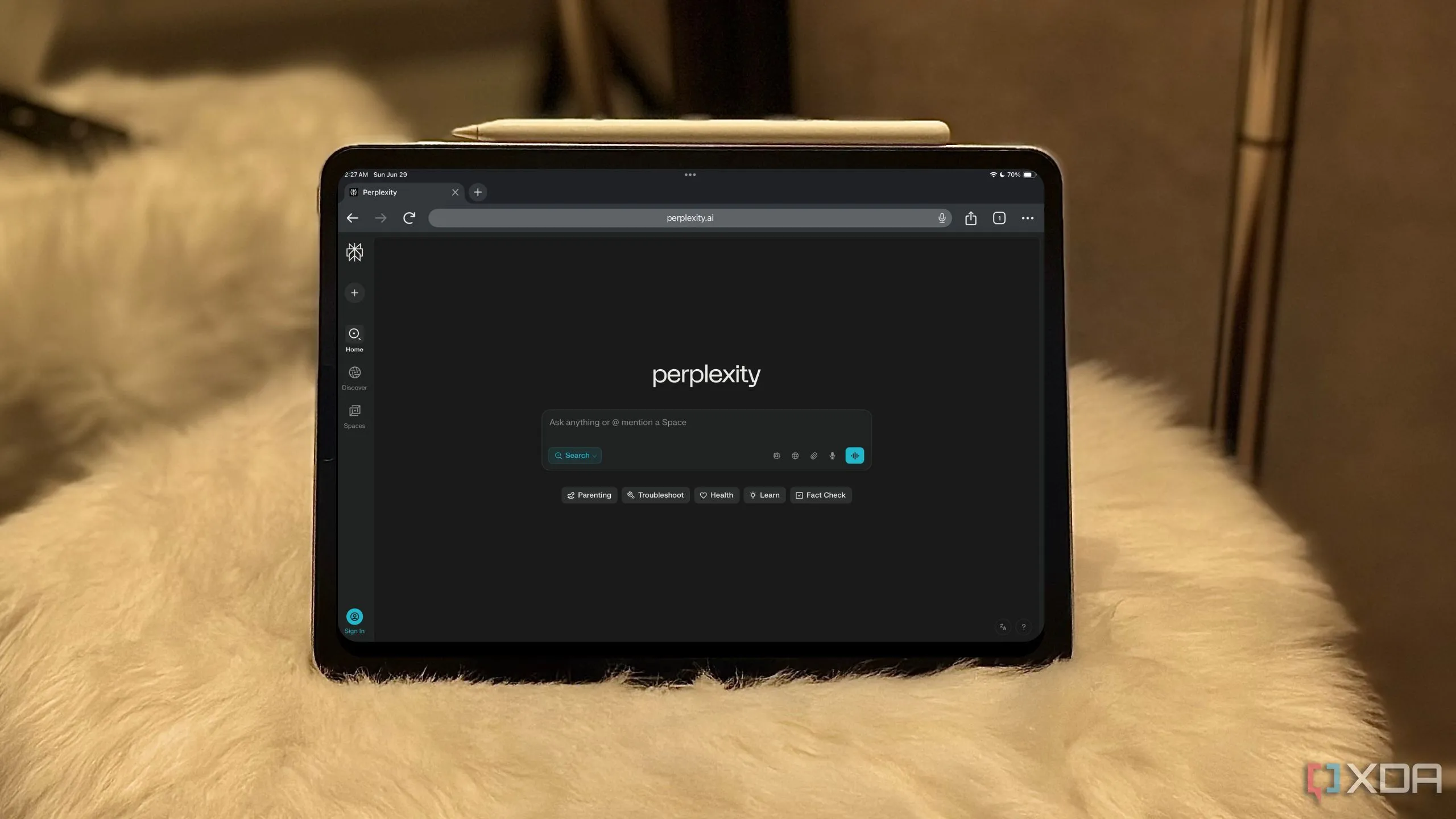 Giao diện website Perplexity hiển thị trên iPad