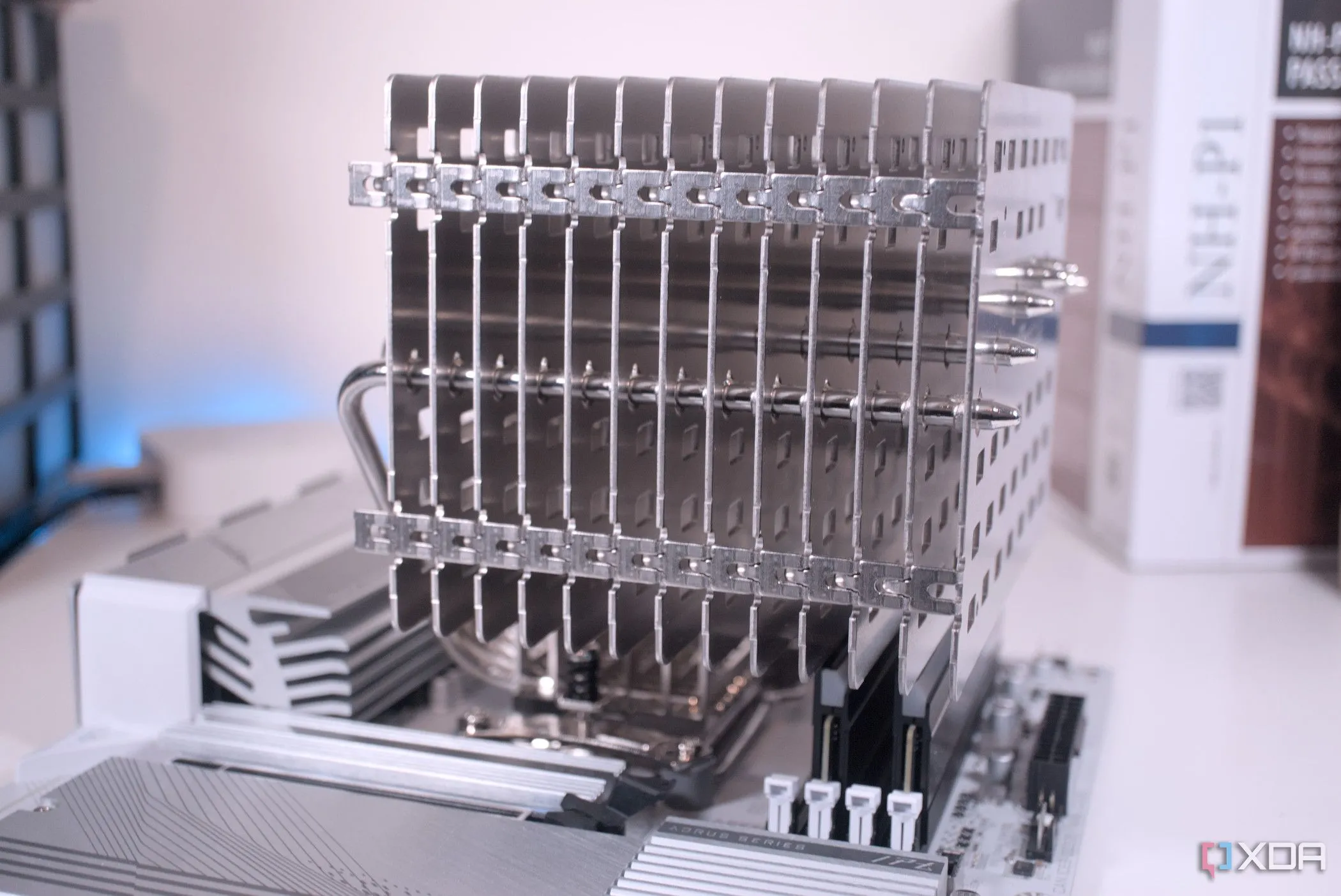 Hệ thống tản nhiệt khí Noctua NH-P1 trên bo mạch chủ AMD cho PC yên tĩnh