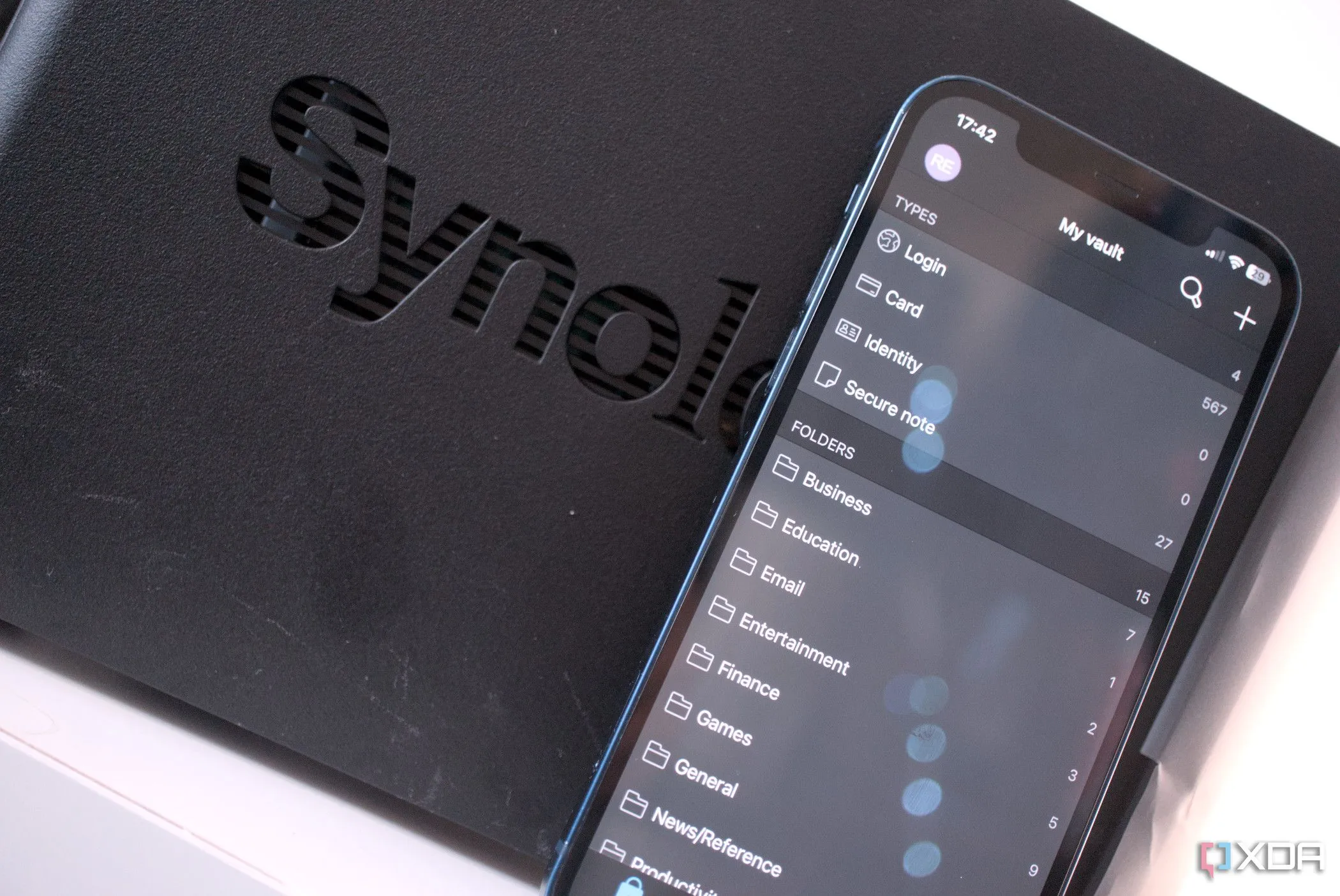 Hình ảnh Bitwarden chạy trên thiết bị NAS Synology, thể hiện khả năng tự lưu trữ vault mật khẩu để tăng cường kiểm soát dữ liệu cá nhân.