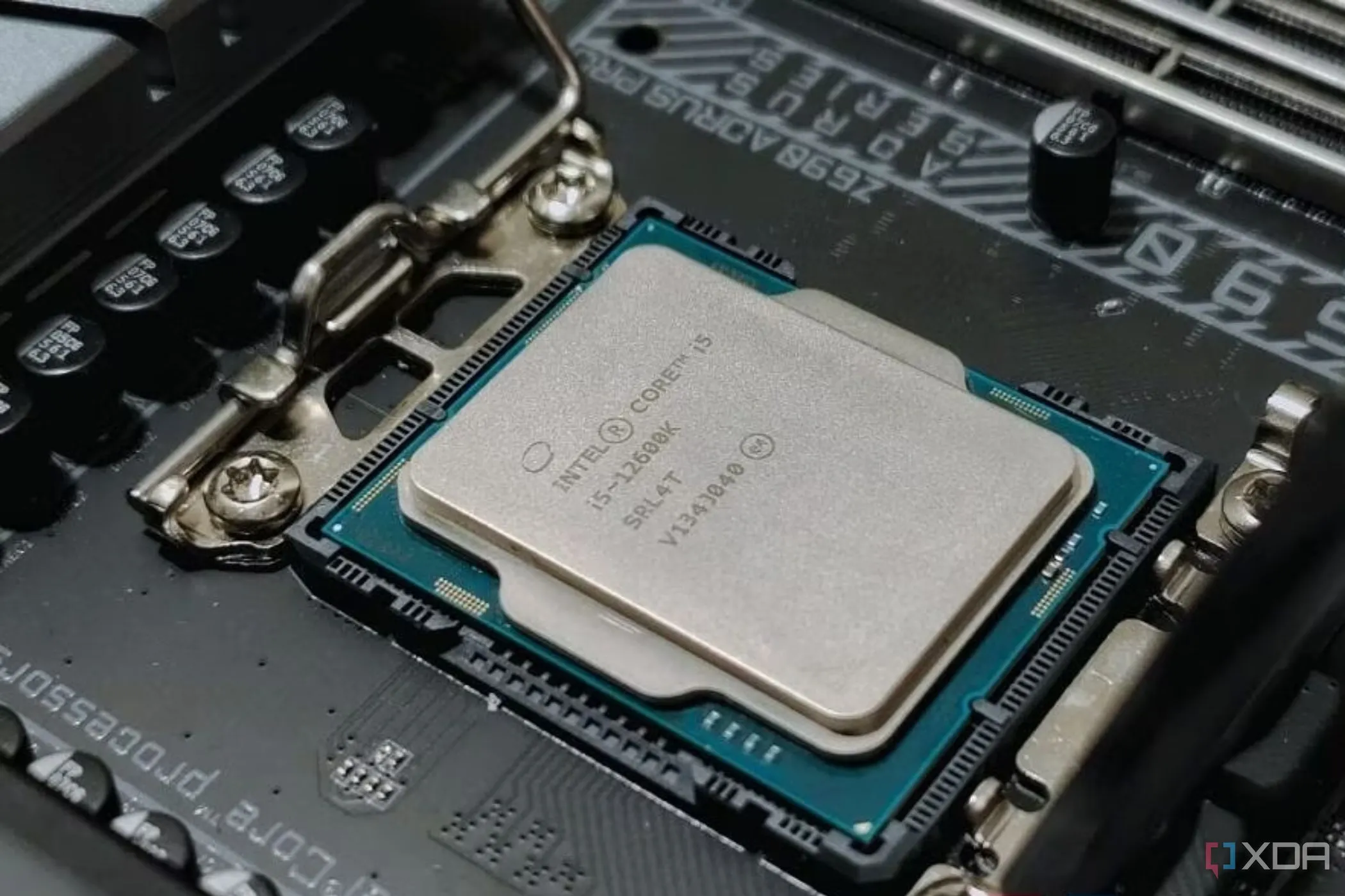Hình ảnh một bộ xử lý Intel đang nằm trên socket bo mạch chủ.