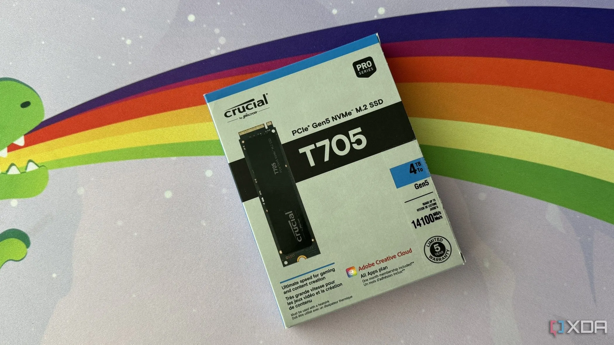 Hộp đựng ổ cứng SSD Crucial T705 Gen5 đặt trên thảm bàn gaming