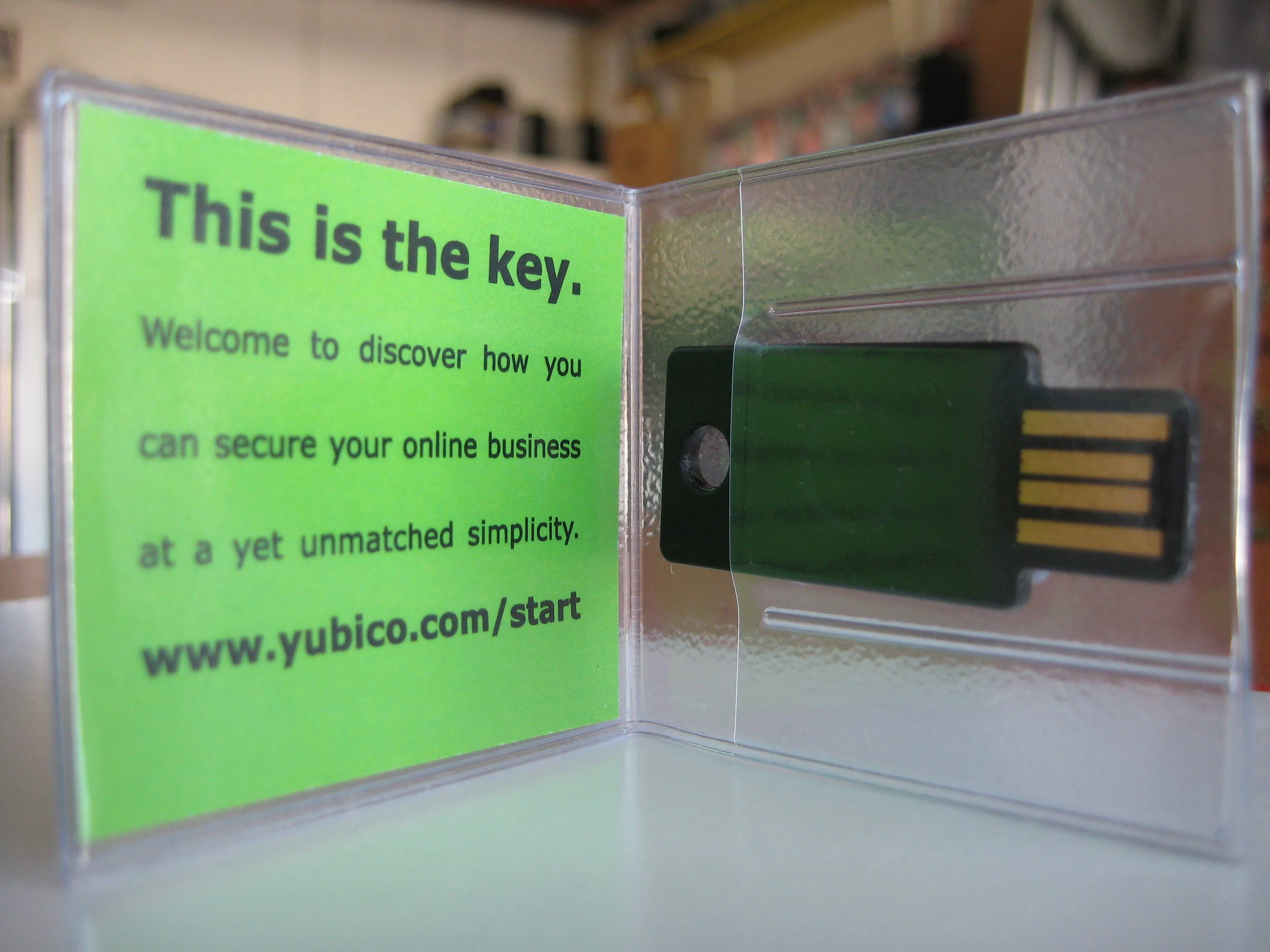 Khóa bảo mật phần cứng YubiKey màu đen, một giải pháp mạnh mẽ để triển khai xác thực đa yếu tố (MFA) cho tài khoản Bitwarden.