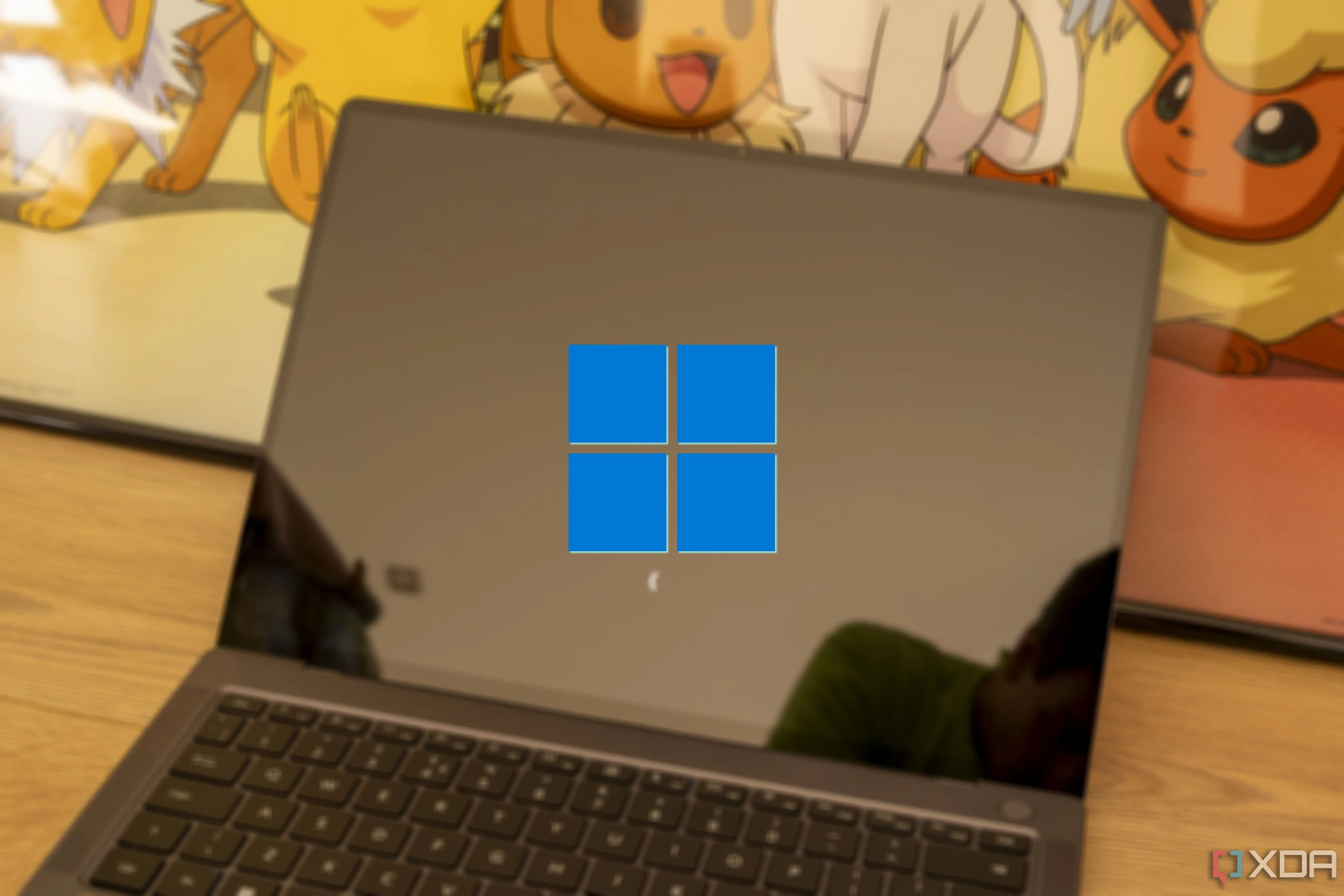 Laptop đang khởi động với logo Windows, biểu tượng của quá trình phục hồi hoặc cài đặt lại hệ điều hành.