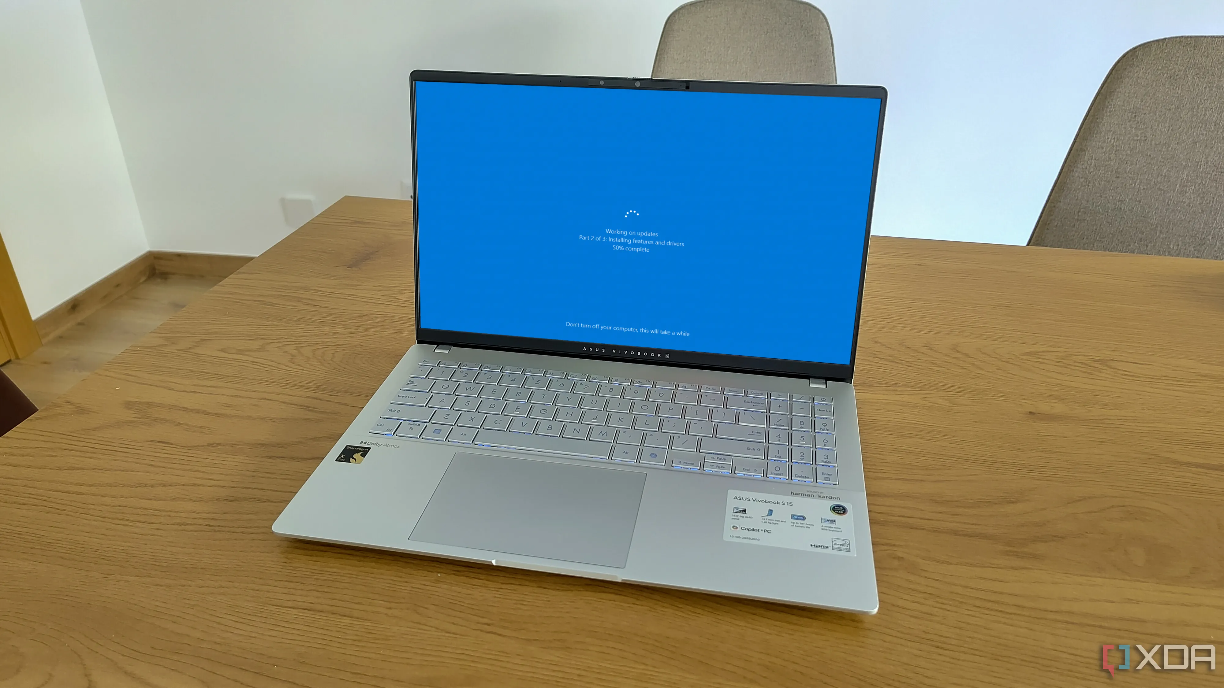 Laptop hiển thị màn hình khởi động lại Windows để cài đặt cập nhật, một trong những nguyên nhân gây gián đoạn công việc.