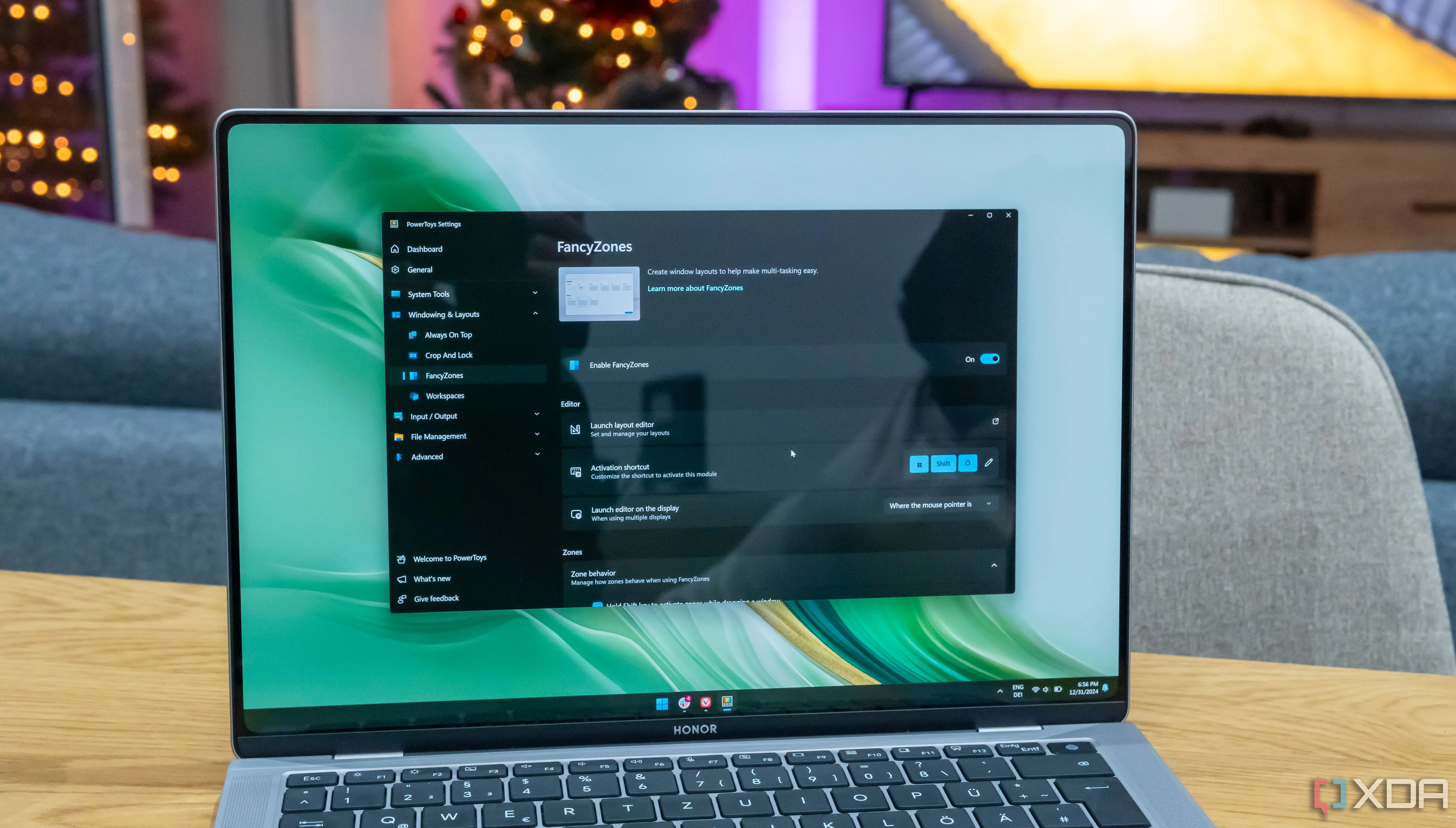 Laptop Windows 11 đang chạy PowerToys với các tính năng hữu ích