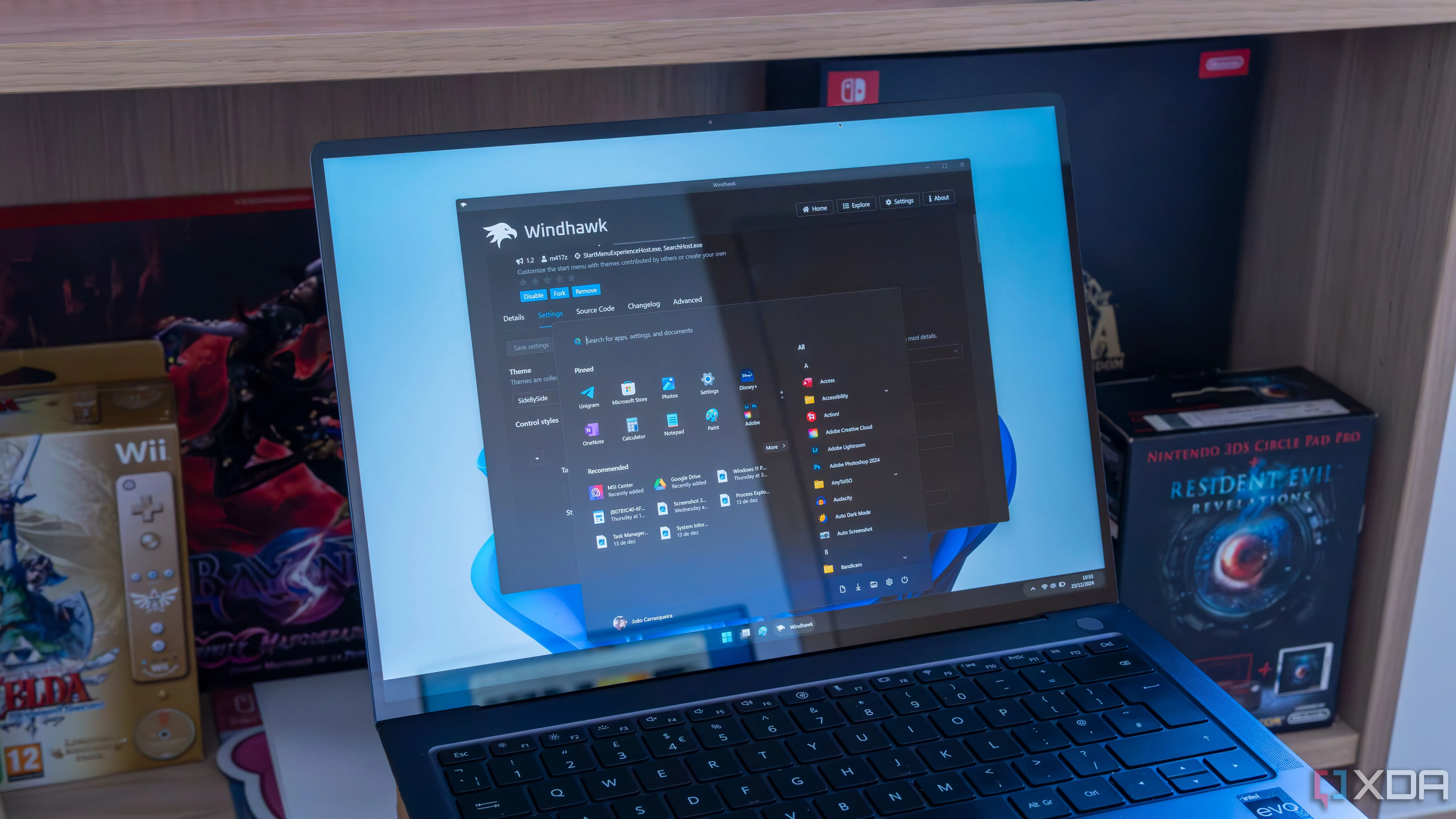Màn hình laptop hiển thị Windows 11 với thanh tác vụ và Start menu được tùy chỉnh bằng Windhawk, nhấn mạnh khả năng cá nhân hóa hệ thống.