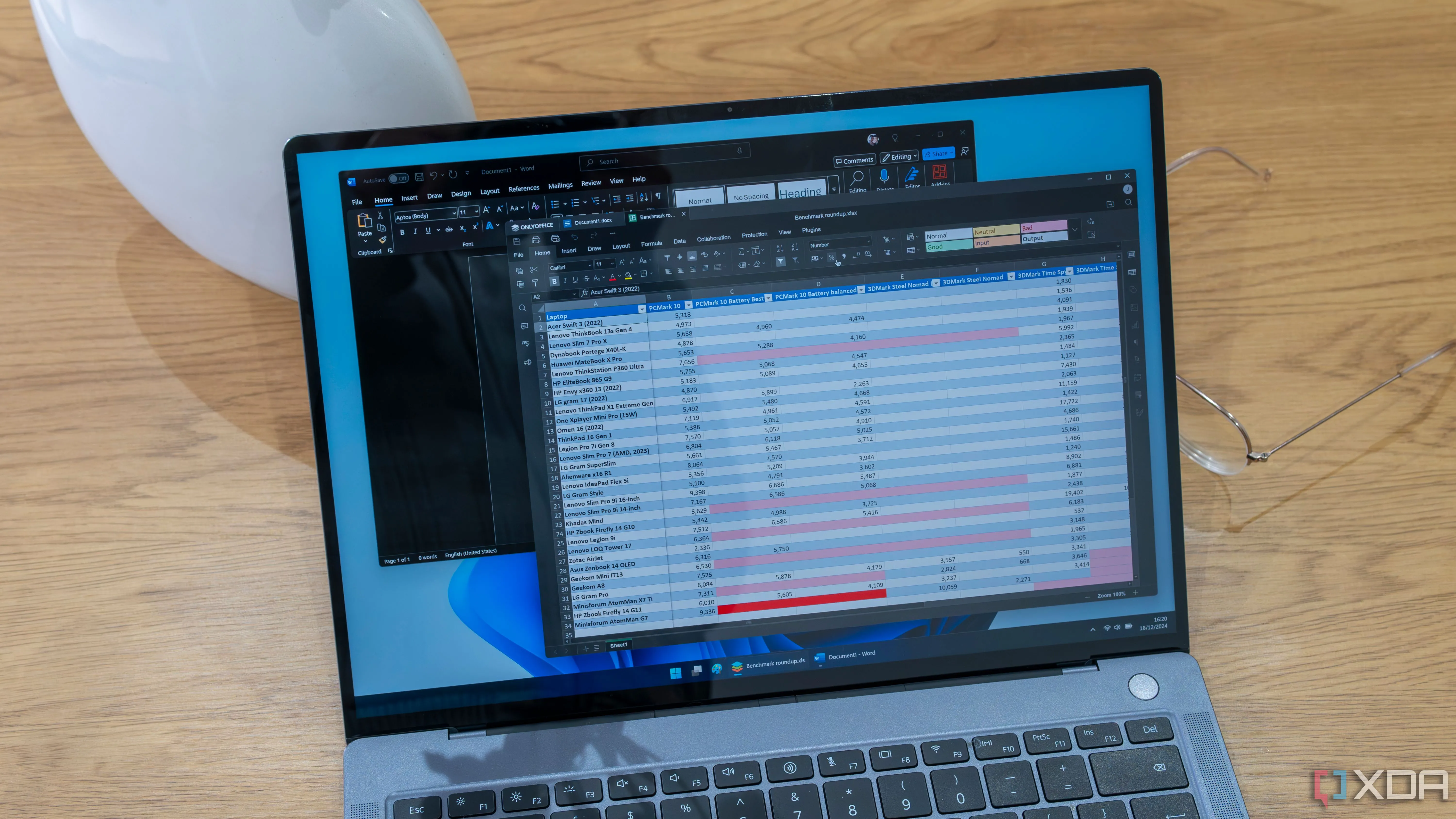 Màn hình laptop Windows 11 hiển thị OnlyOffice chạy cùng Microsoft Word, minh họa sự thiếu hụt phần mềm năng suất tích hợp sẵn.
