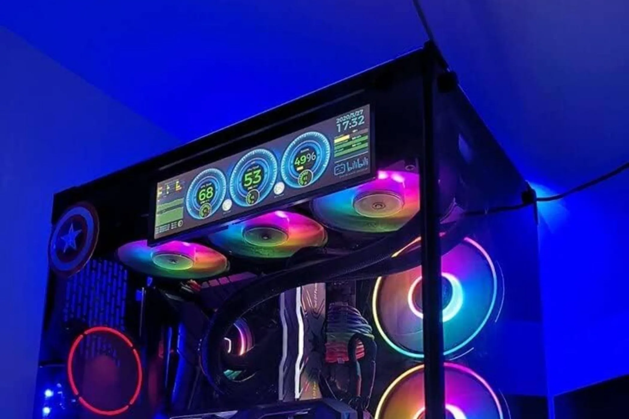 Màn hình LCD nhỏ hiển thị thông số hoạt động của máy tính được lắp đặt bên trong vỏ case PC