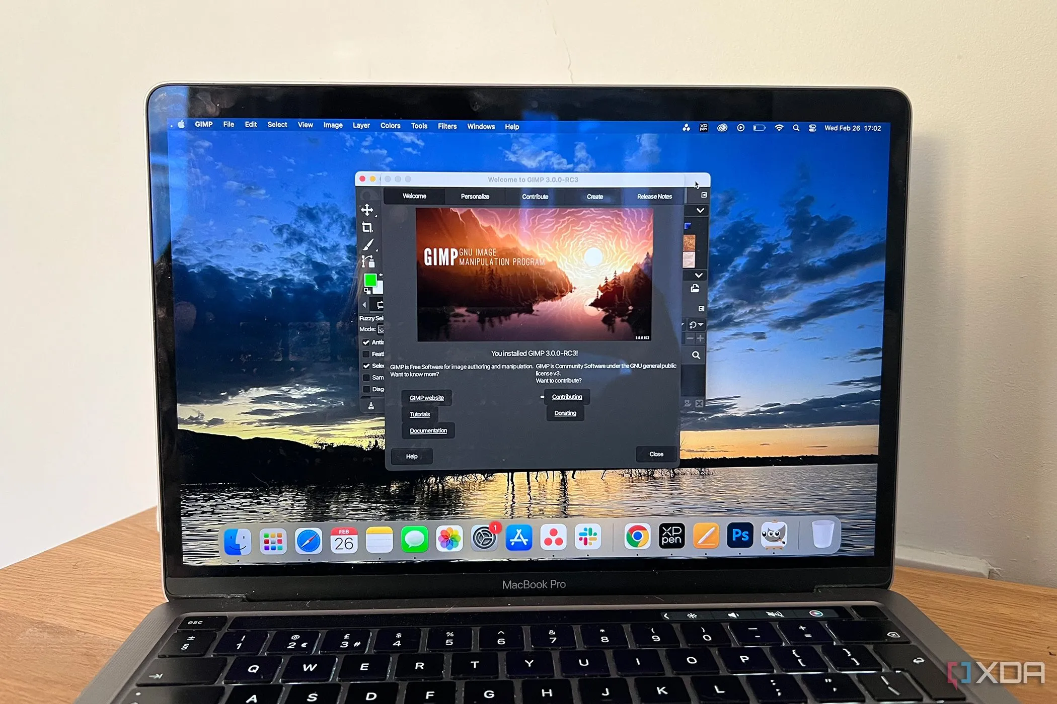 Màn hình tải GIMP 3.0 trên MacBook, minh họa quá trình cập nhật của phần mềm mã nguồn mở có thể ít mượt mà hơn.