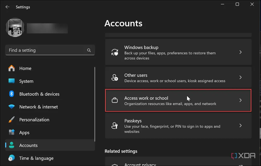 Màn hình &quot;Truy cập cơ quan hoặc trường học&quot; trên Windows 11 hiển thị các tài khoản đã kết nối