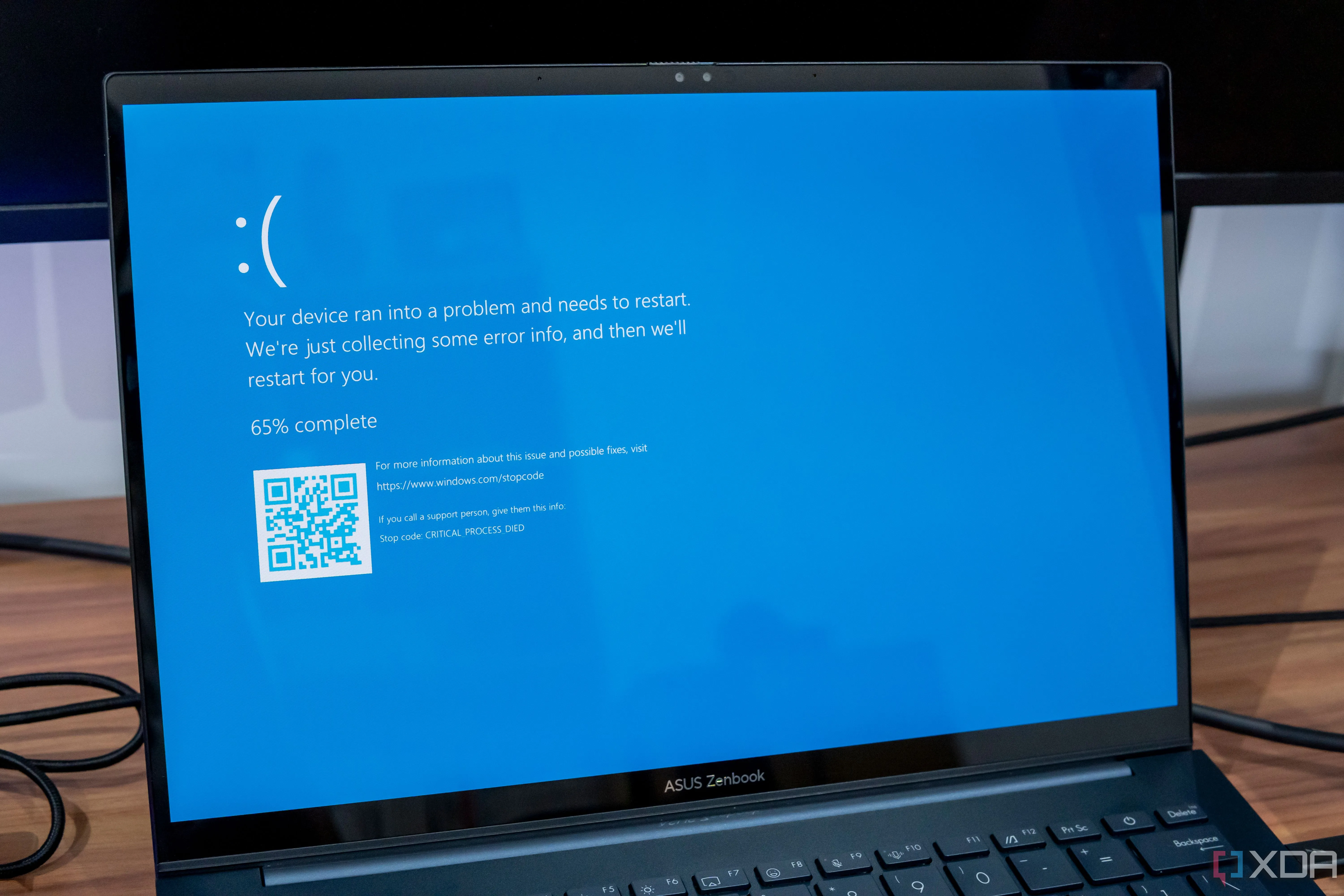 Màn hình xanh chết chóc (BSOD) trên laptop Windows 11, dấu hiệu của lỗi hệ thống có thể gây mất dữ liệu.