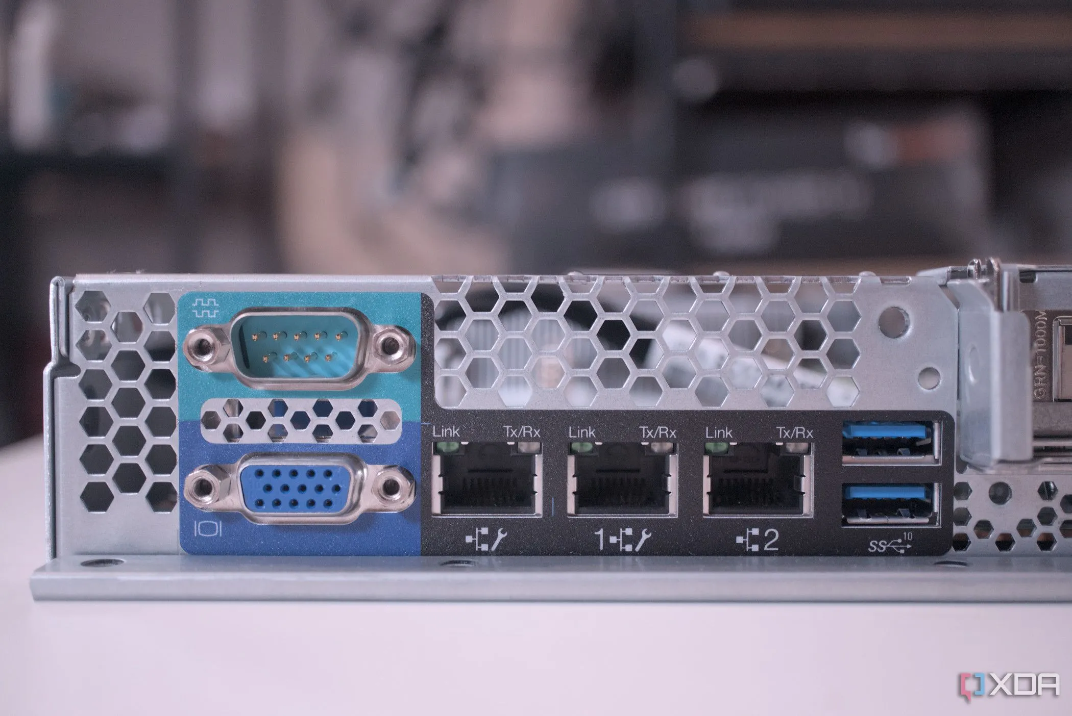 Máy chủ Lenovo ThinkServer SR250 V2 với các cổng phía sau, minh họa cho hạ tầng cần thiết khi tự lưu trữ dữ liệu an toàn.