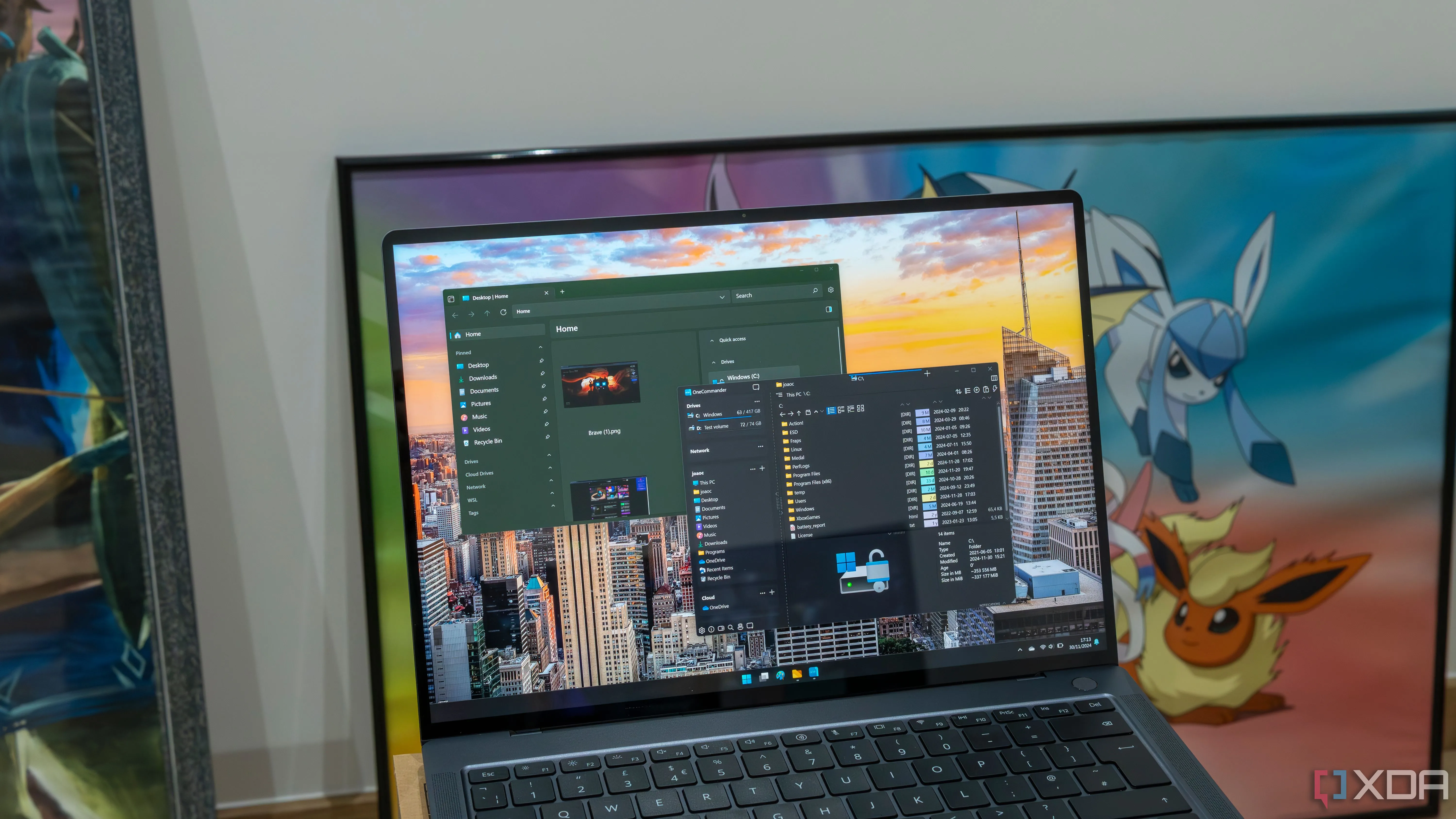 Máy tính xách tay chạy Windows 11 với nhiều ứng dụng quản lý tệp khác nhau, thể hiện sự đa dạng của các giải pháp thay thế File Explorer
