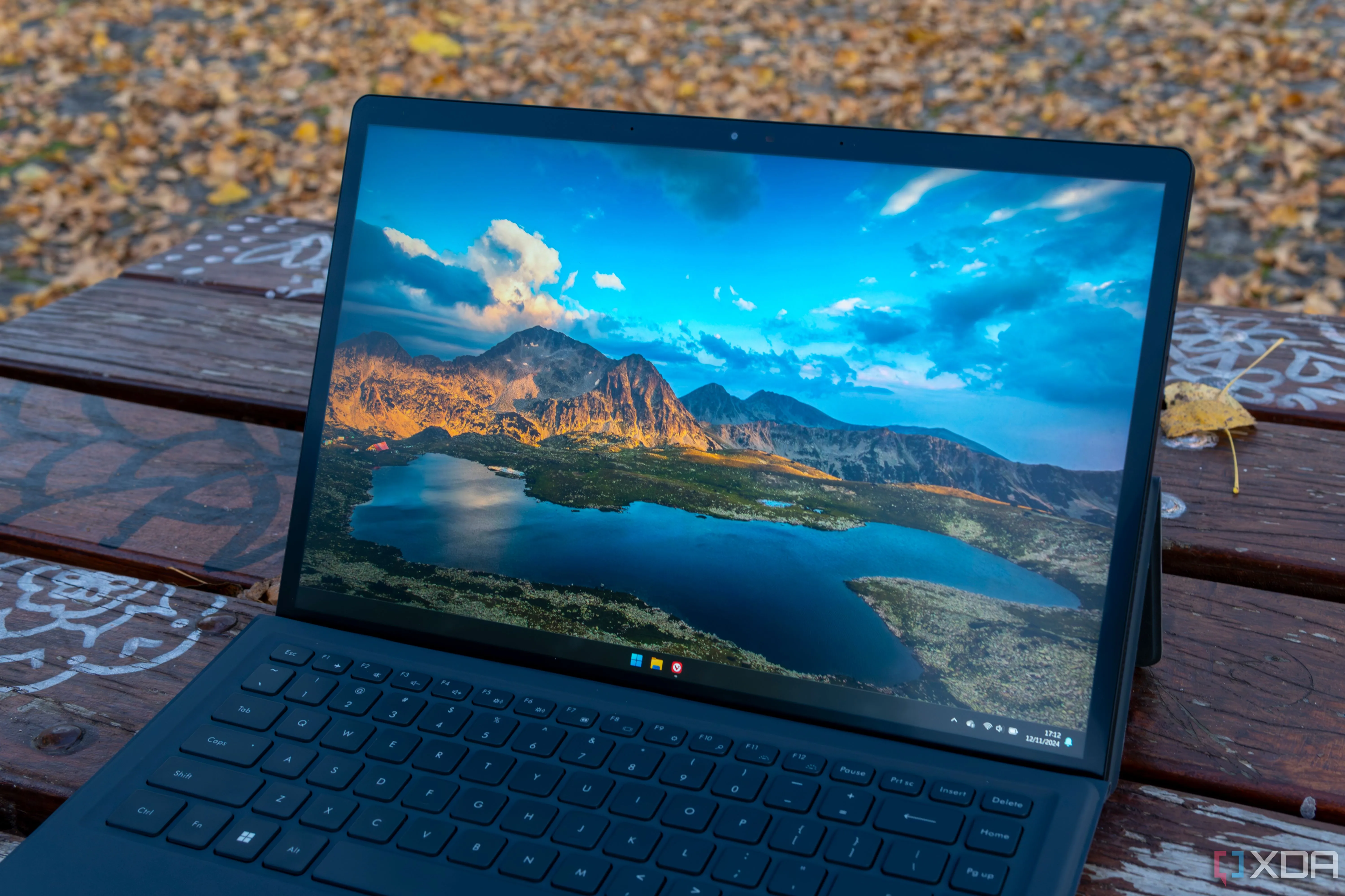Minisforum V3 hiển thị màn hình desktop Windows 11, minh họa giao diện hệ điều hành bị ảnh hưởng bởi lỗi cập nhật.