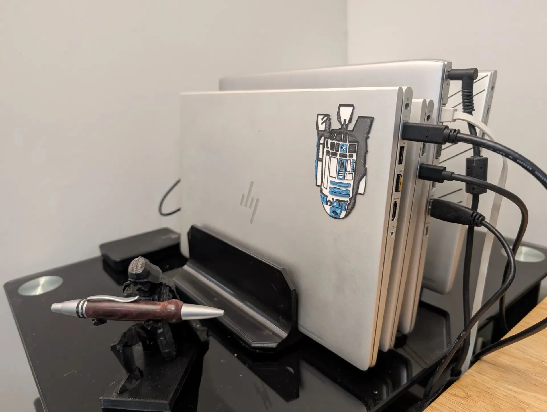 Một chiếc laptop cũ được đặt trên giá đỡ dọc, sẵn sàng hoạt động như máy chủ tự host.