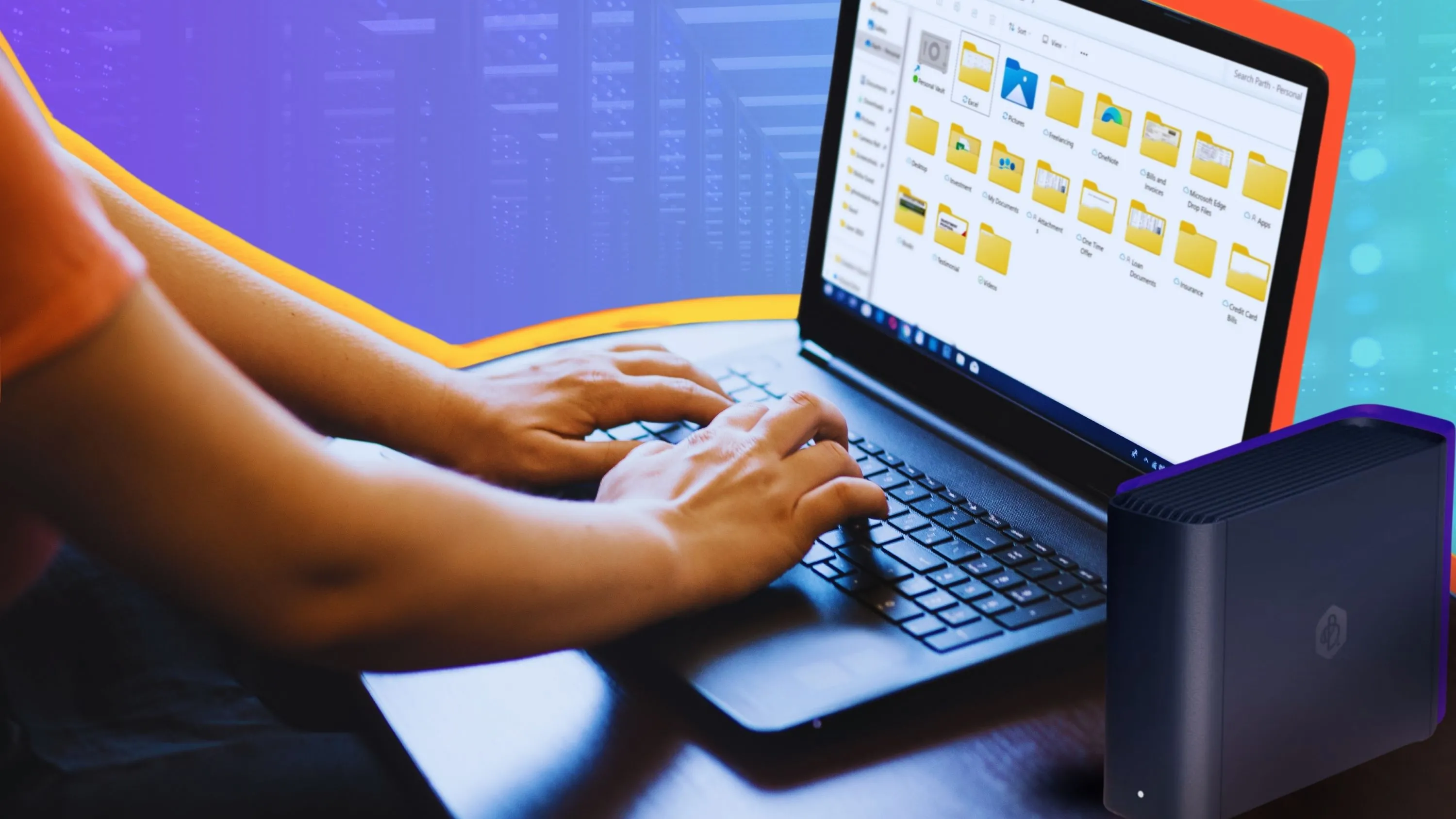 Người dùng đang mở File Explorer trên laptop Windows với các quảng cáo đề xuất