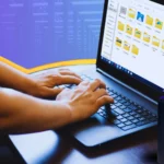 Người dùng đang thao tác trên laptop Windows với cửa sổ File Explorer đang mở, minh họa việc truy cập tệp và thư mục.