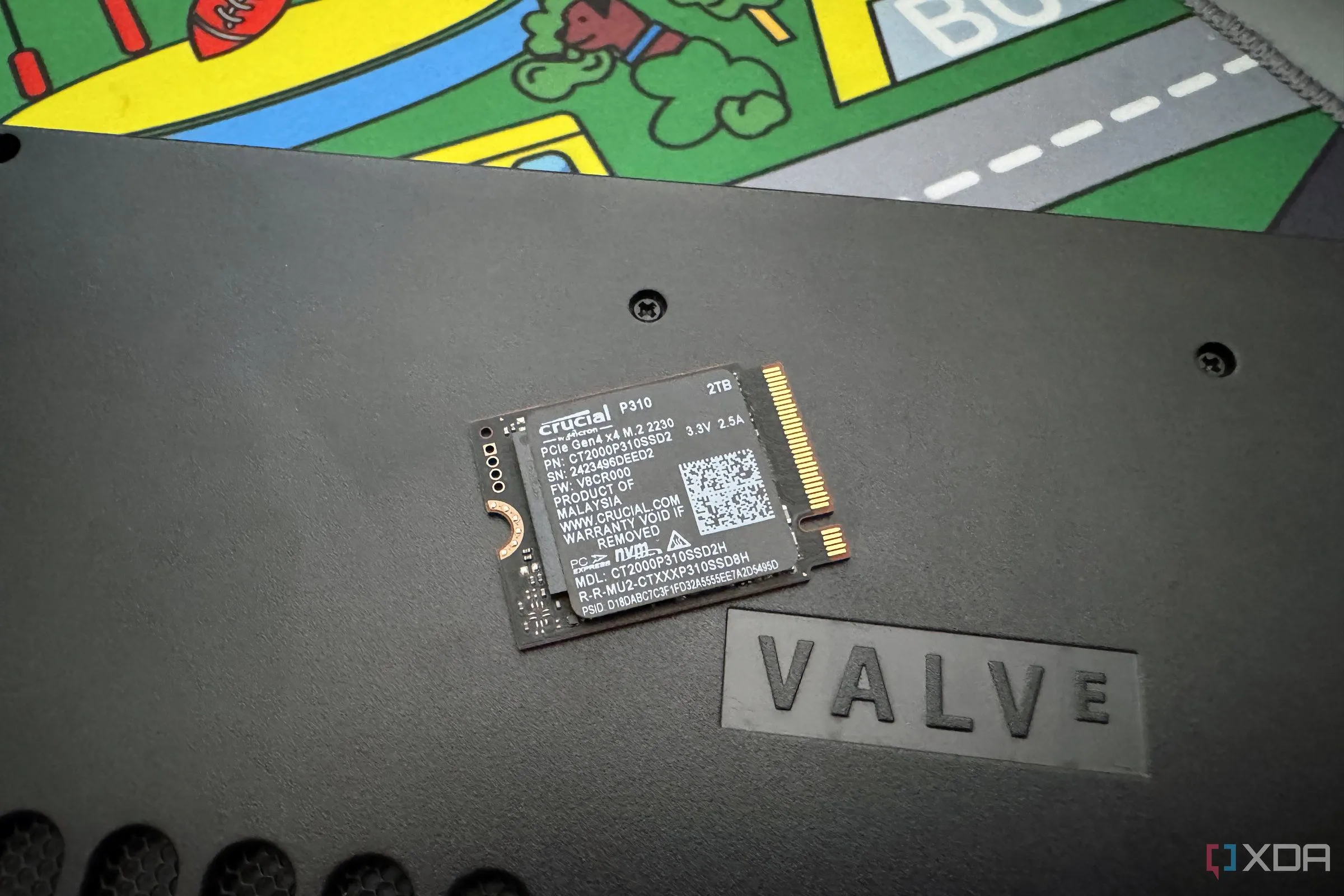 Ổ cứng SSD Crucial P310 M.2 được gắn trên Steam Deck, minh họa cho khả năng tương thích và hiệu suất của SSD Crucial.