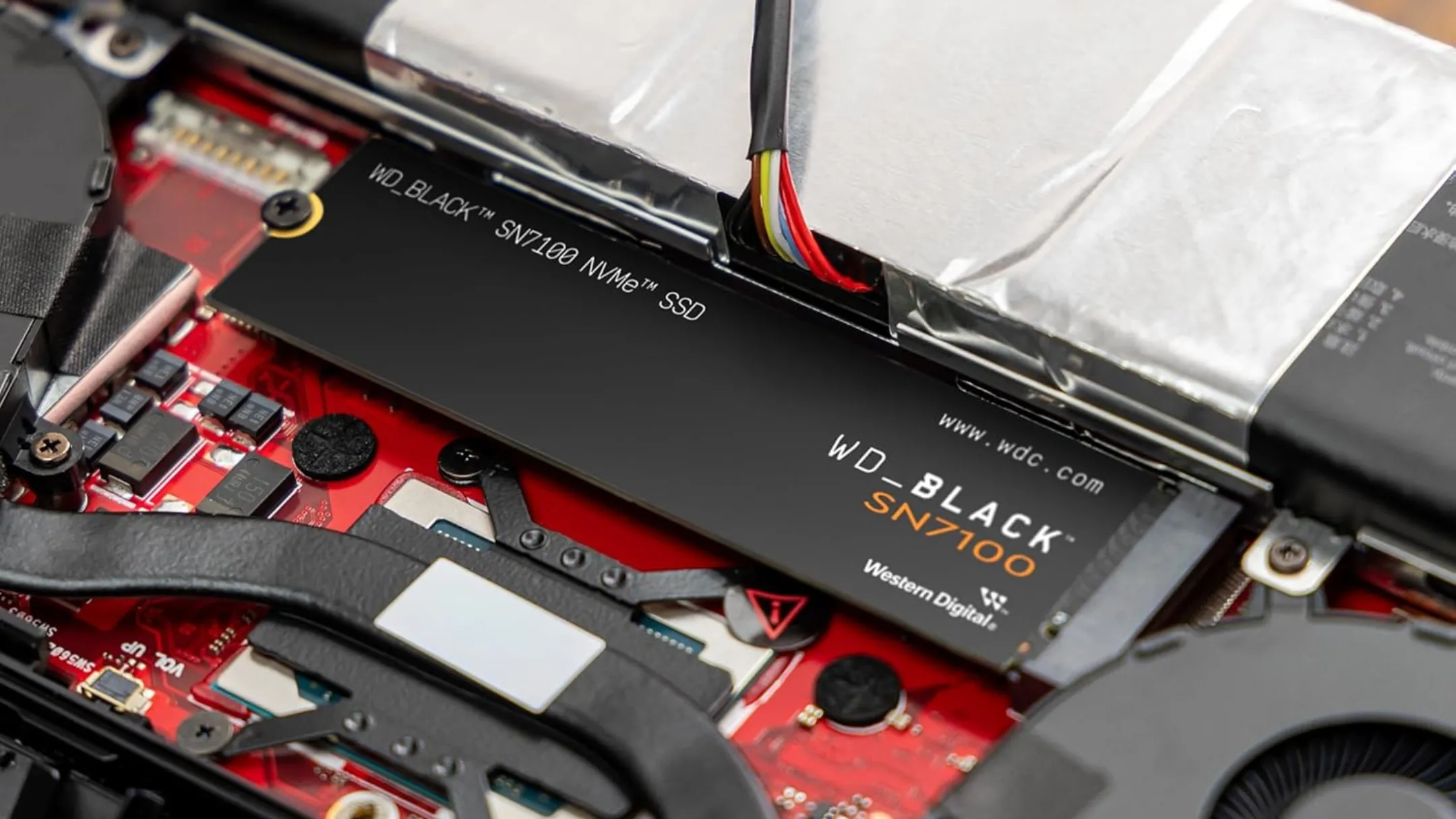 Ổ cứng SSD NVMe WD_BLACK 4TB SN7100 thể hiện công nghệ lưu trữ nhanh của console thế hệ mới