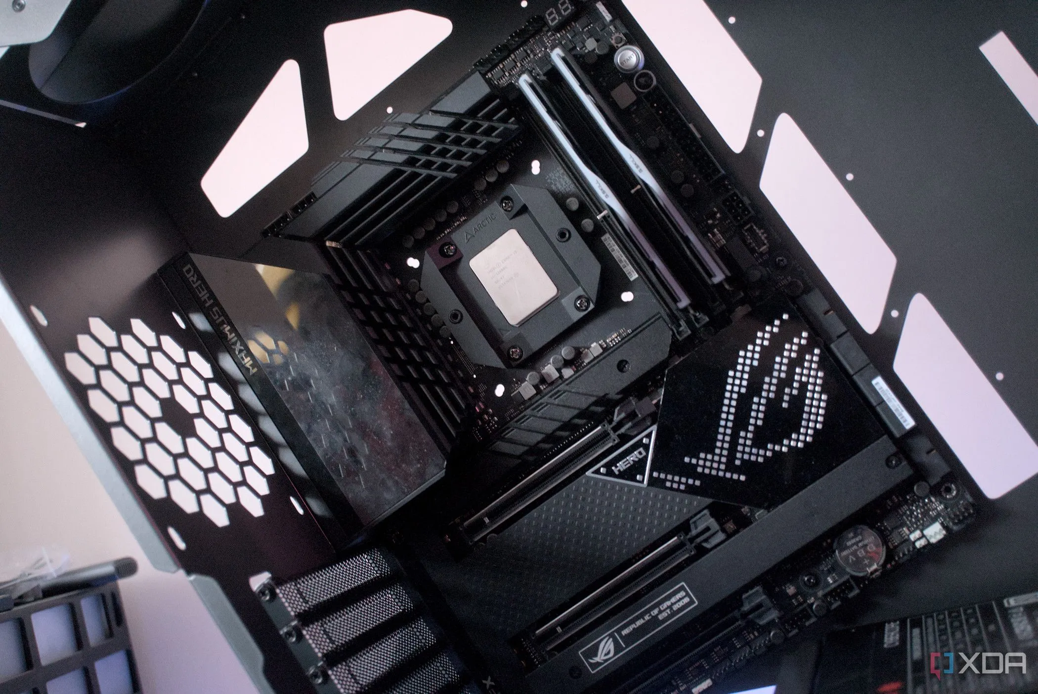 Quá trình lắp đặt bo mạch chủ vào vỏ case PC Vetroo K1 Pangolin