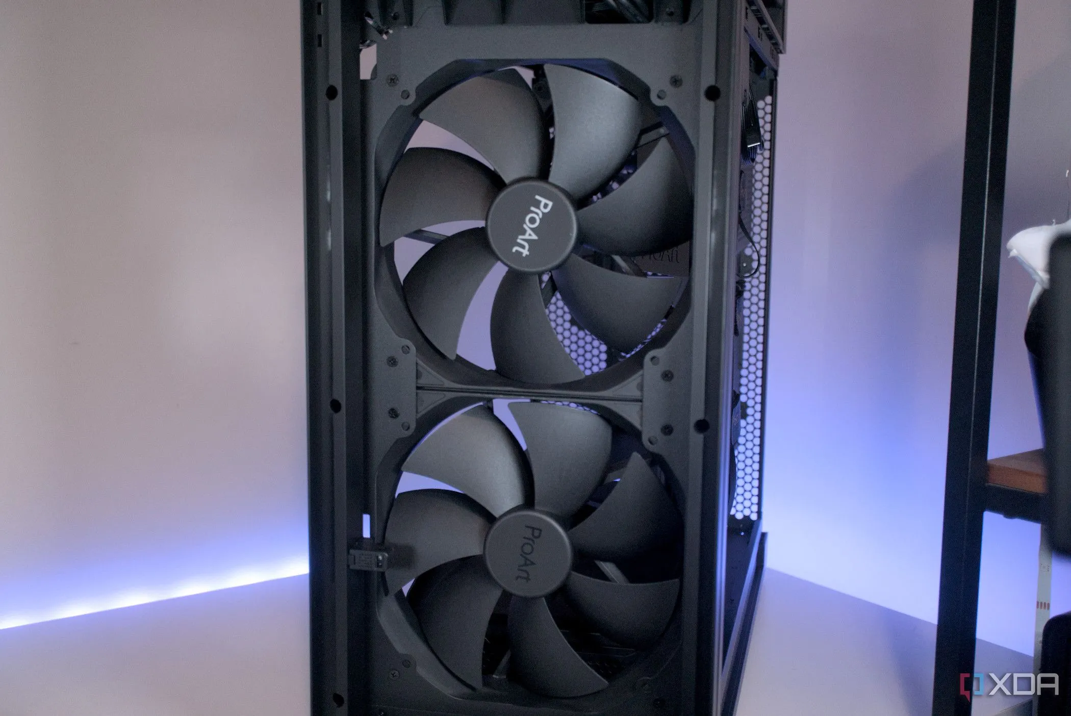 Quạt tản nhiệt kích thước lớn trên mặt trước của vỏ case ASUS ProArt PA602 giúp tối ưu luồng không khí và giảm tiếng ồn