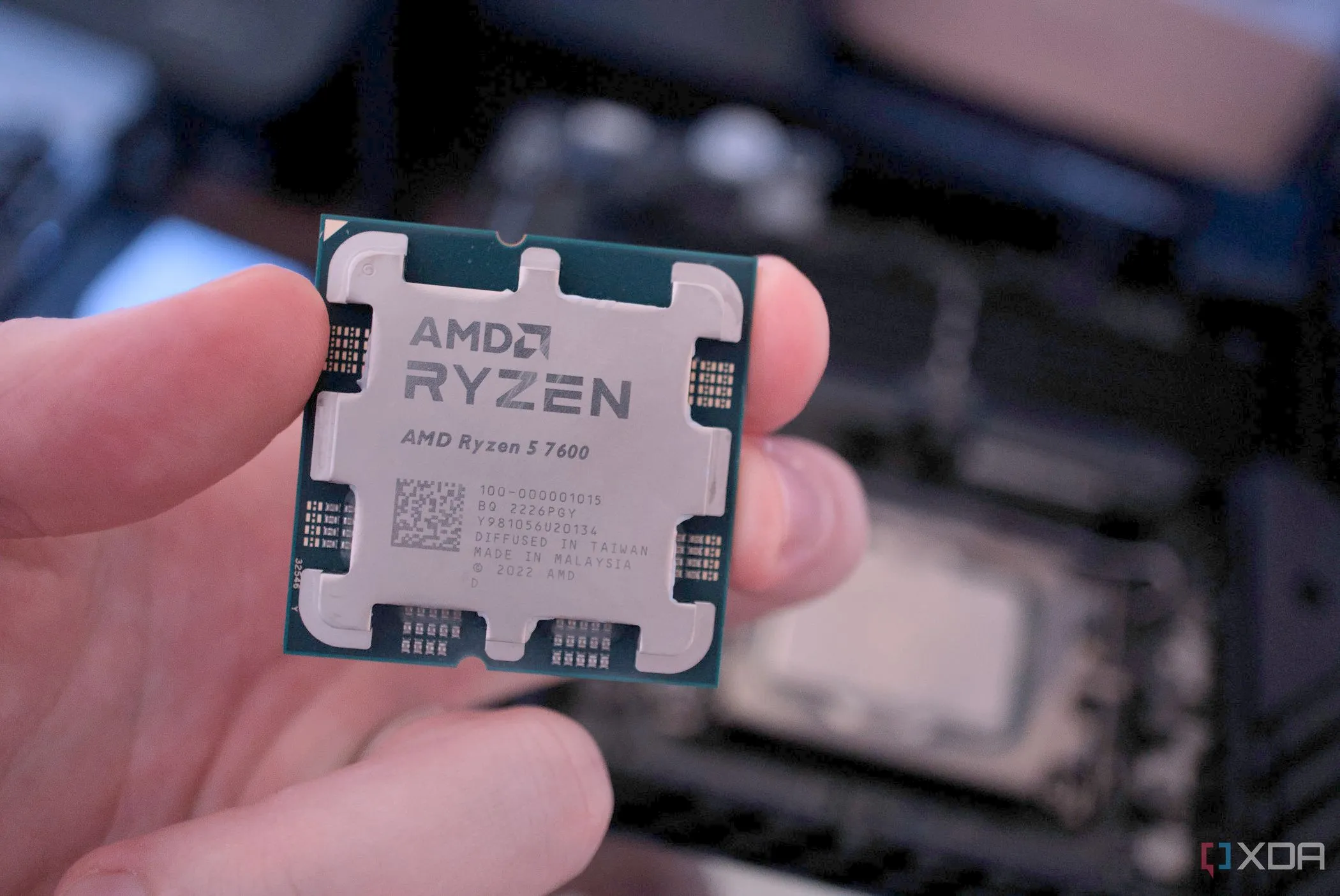 So sánh kích thước giữa các bộ vi xử lý AMD Ryzen 7 7700 và Intel, minh họa sự đa dạng trong thiết kế CPU
