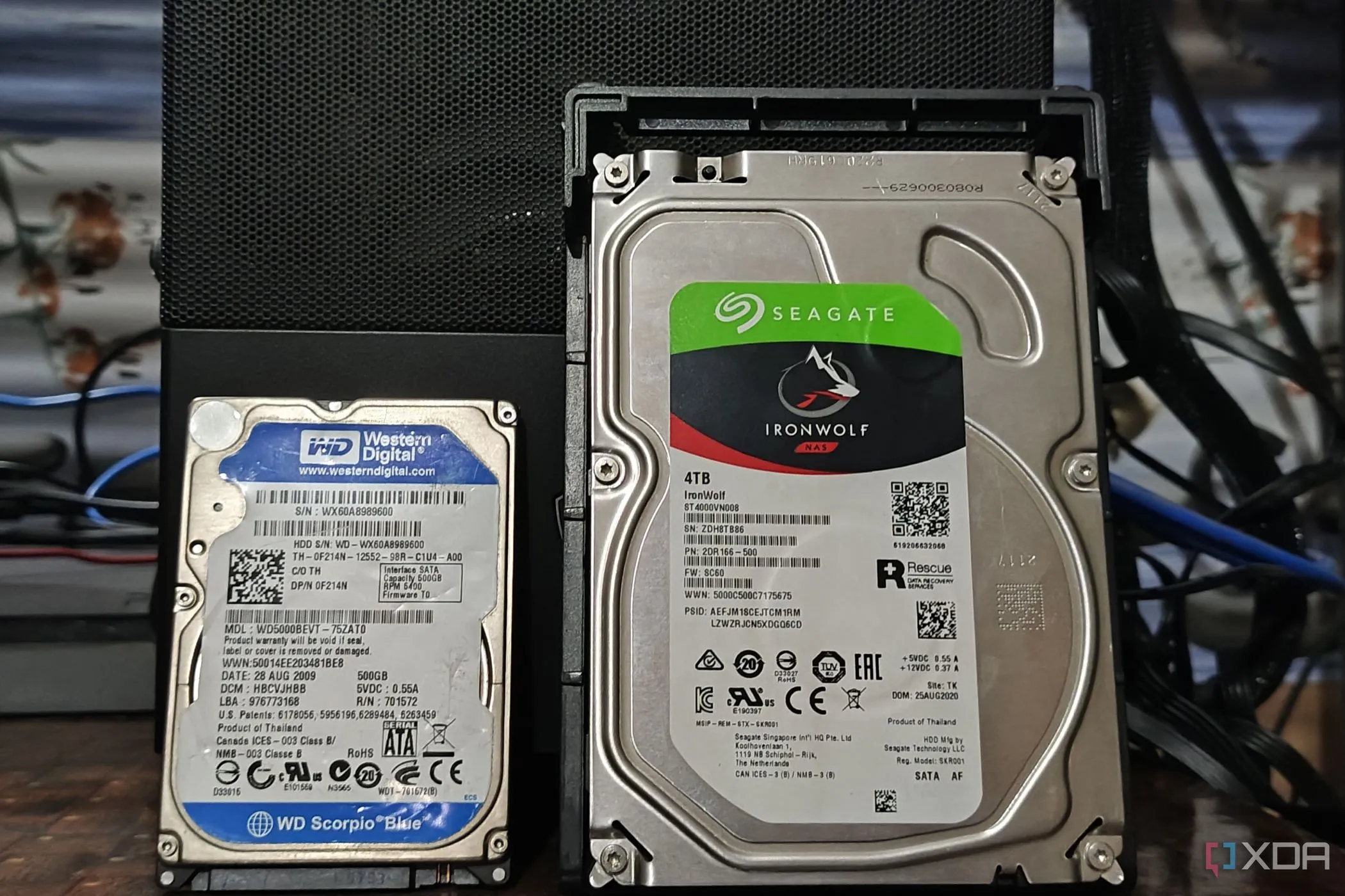 So sánh ổ cứng HDD Seagate IronWolf NAS 4TB và WD Blue 500GB, minh họa sự đa dạng dung lượng và loại ổ