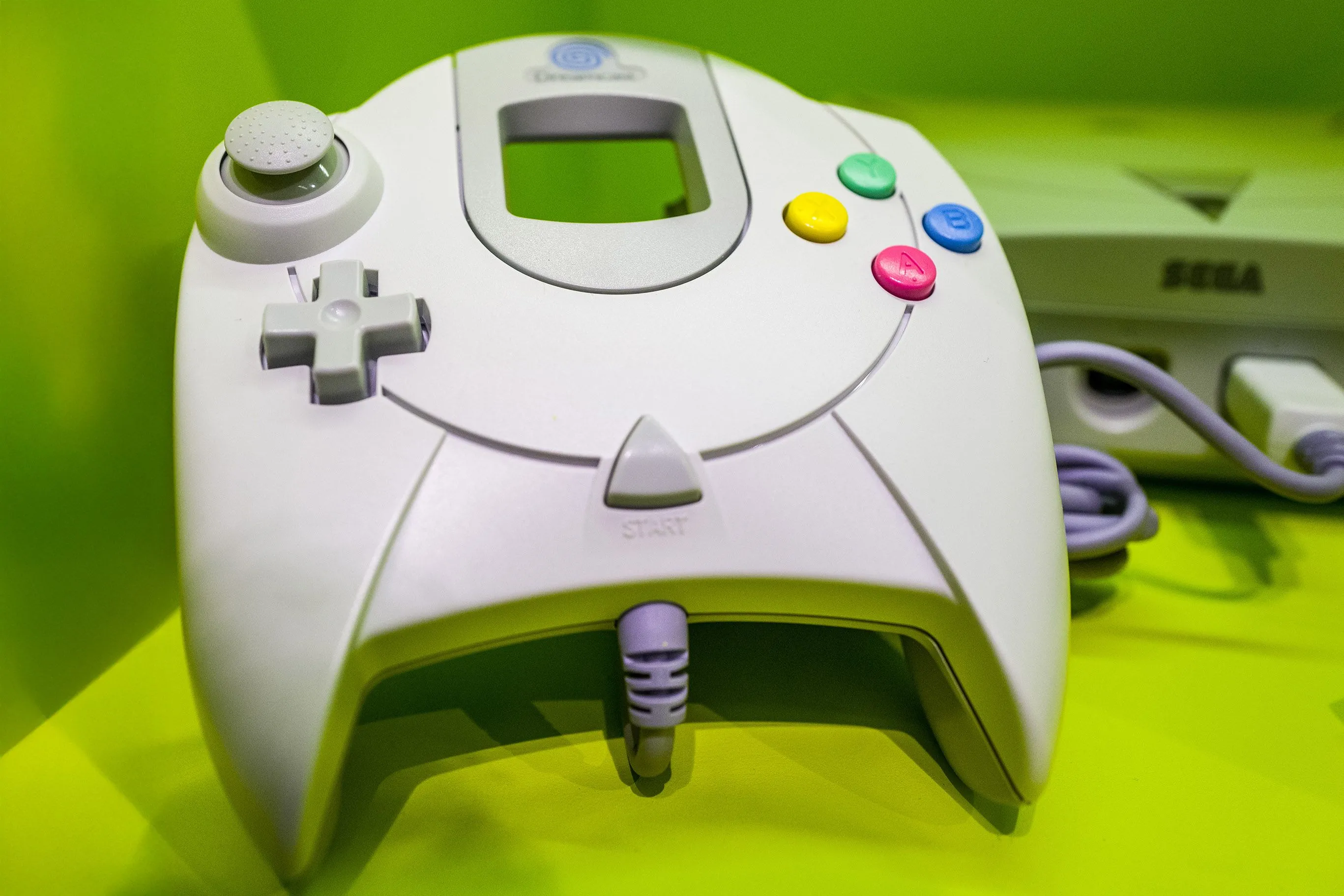 Tay cầm điều khiển đặc trưng của console Sega Dreamcast