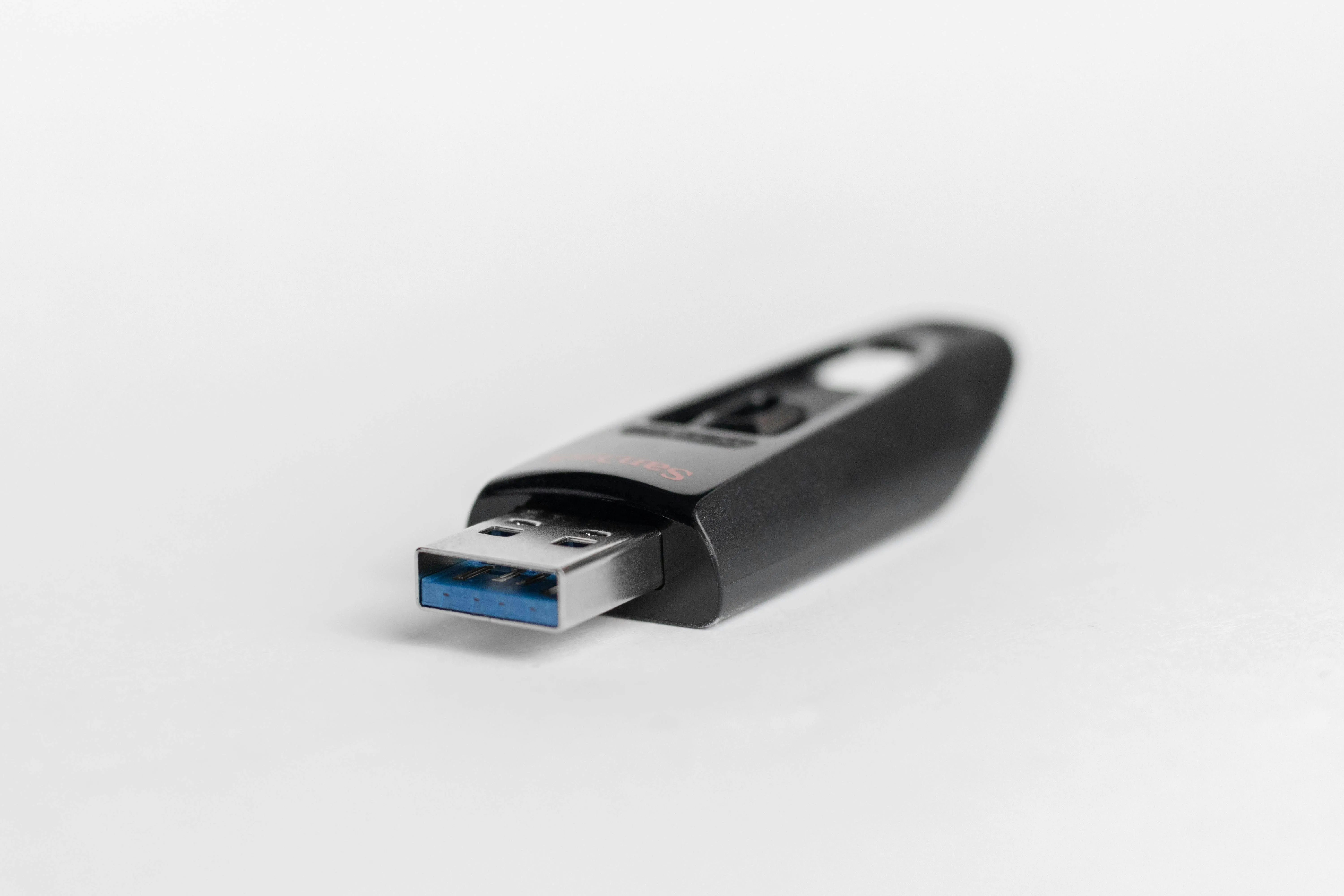 Thẻ USB dùng để lưu trữ file ISO Windows tùy chỉnh, minh họa sự tiện lợi khi cài đặt di động.