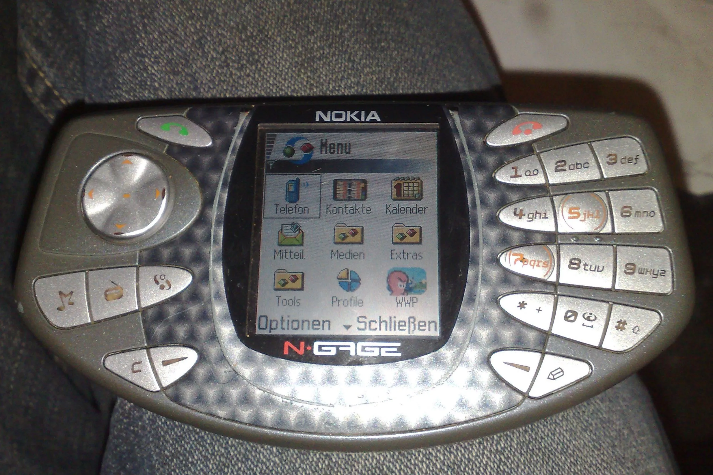 Thiết bị Nokia N-Gage thế hệ đầu tiên với thiết kế 'điện thoại taco' gây tranh cãi